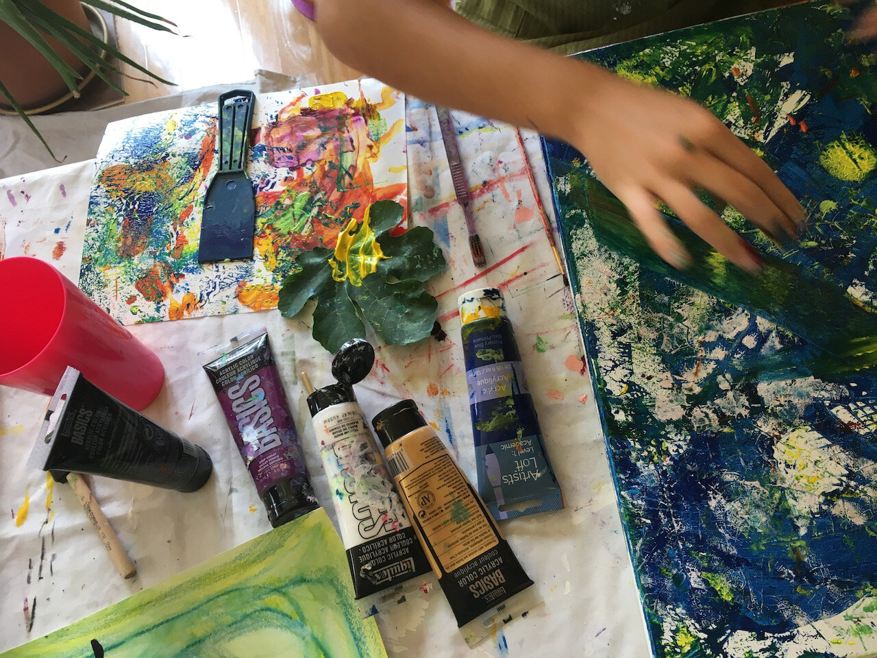 Student using a fig leaf to create texture