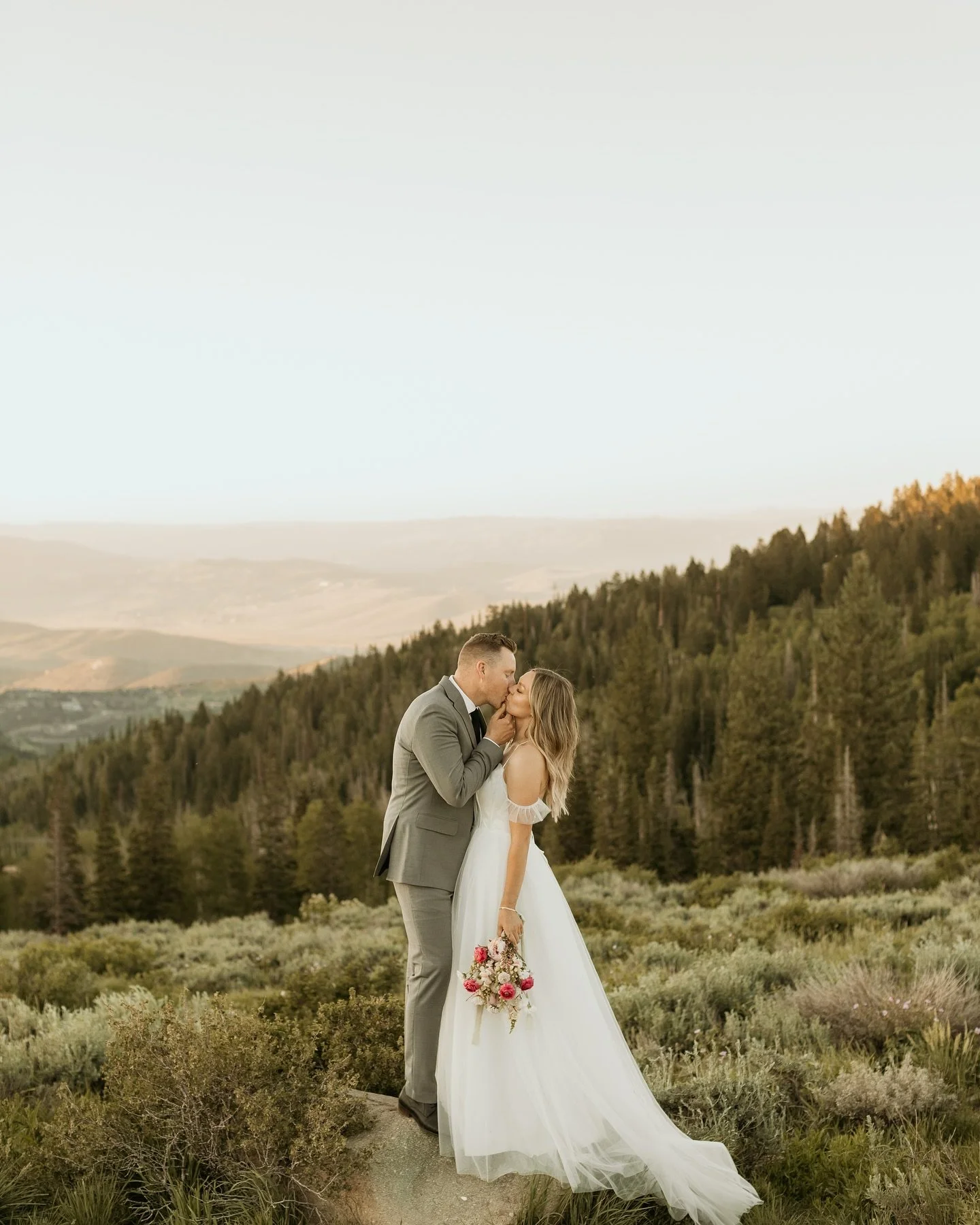 SUMMER GIVEAWAY 😍  who needs family photos? Maternity photos? Bridals? Doing a midsummer giveaway for one free hour session! 💛 yes summer is hot but man it&rsquo;s beautiful! HOW TO ENTER: comment &amp; tag as many friends you would like to enter (