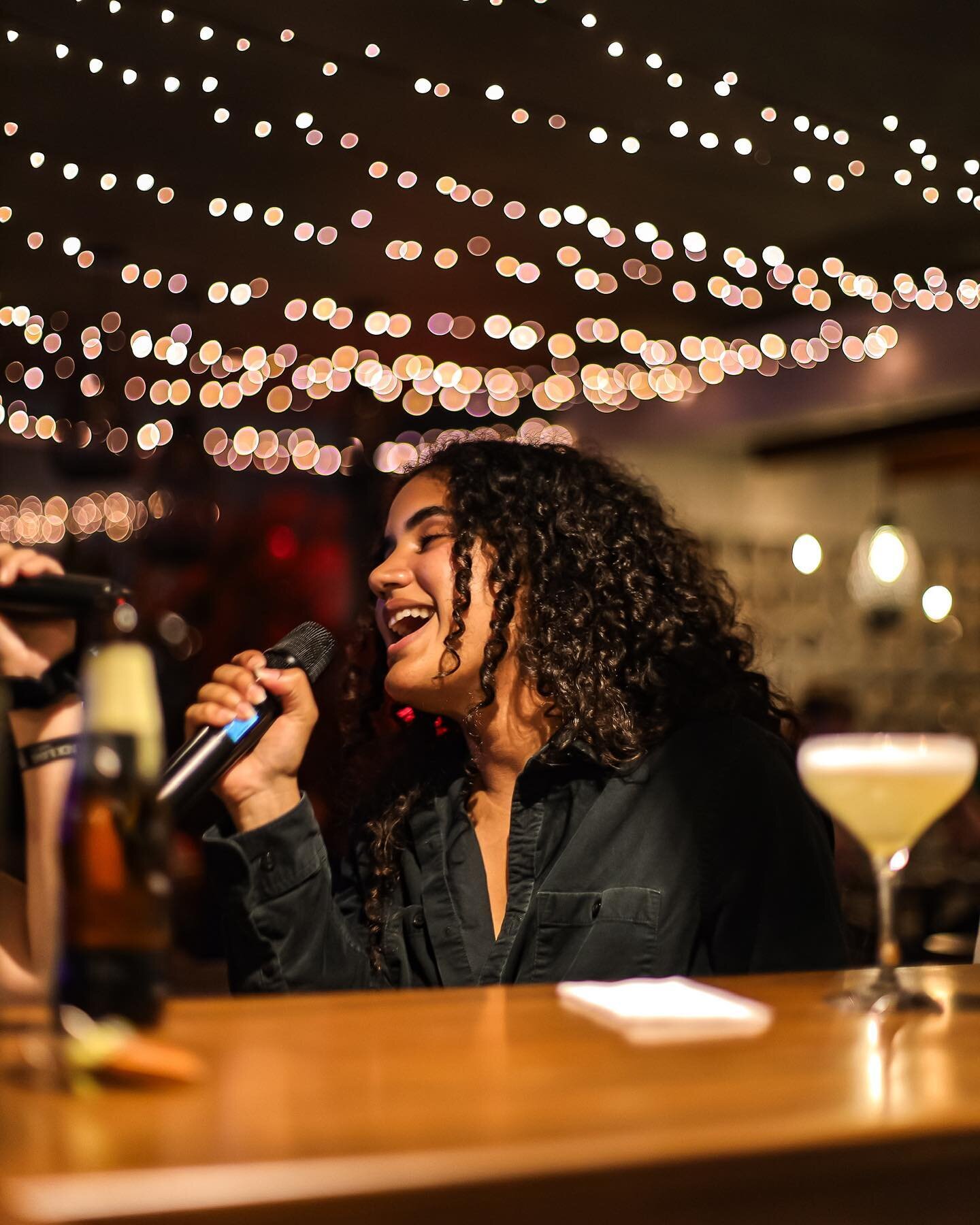 Ya viniste a cantar los Domingos en la Noche de Karaoke? 🎤🎶

*shots gratis para los que cantan*

#blackllamahostels #karaoke #hostelperu #rooftopbar #restobar #miraflores