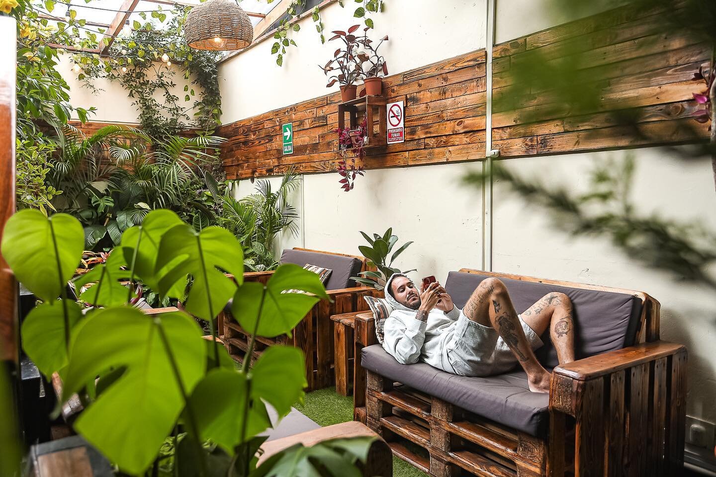 Un descanso despu&eacute;s de perseguir tus aventuras 🌱 

#blackllamahostels #hostelperu #miraflores #traveltheworld