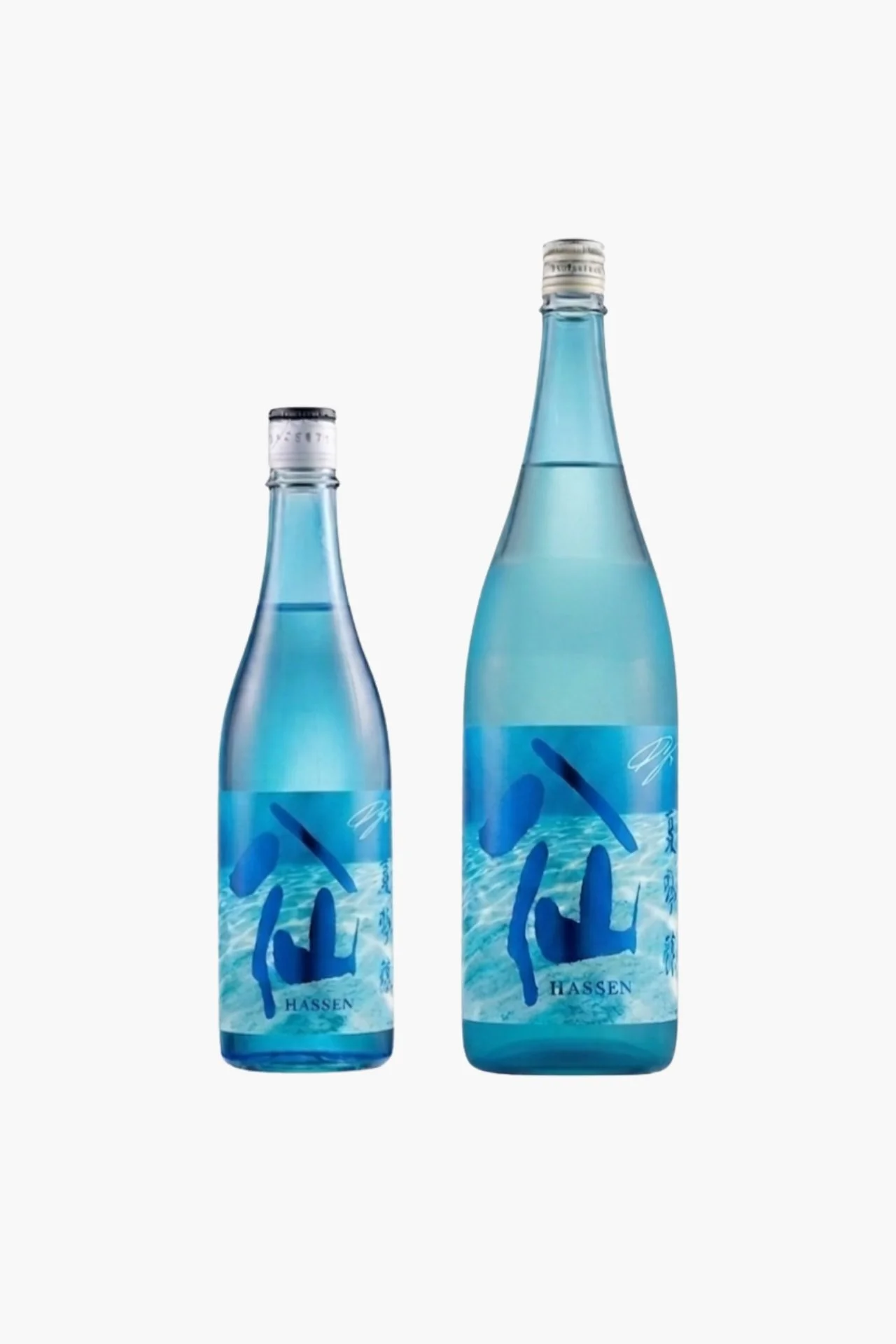 青いラベルのHASSENブランドのミネラルウォーターの瓶2つ。