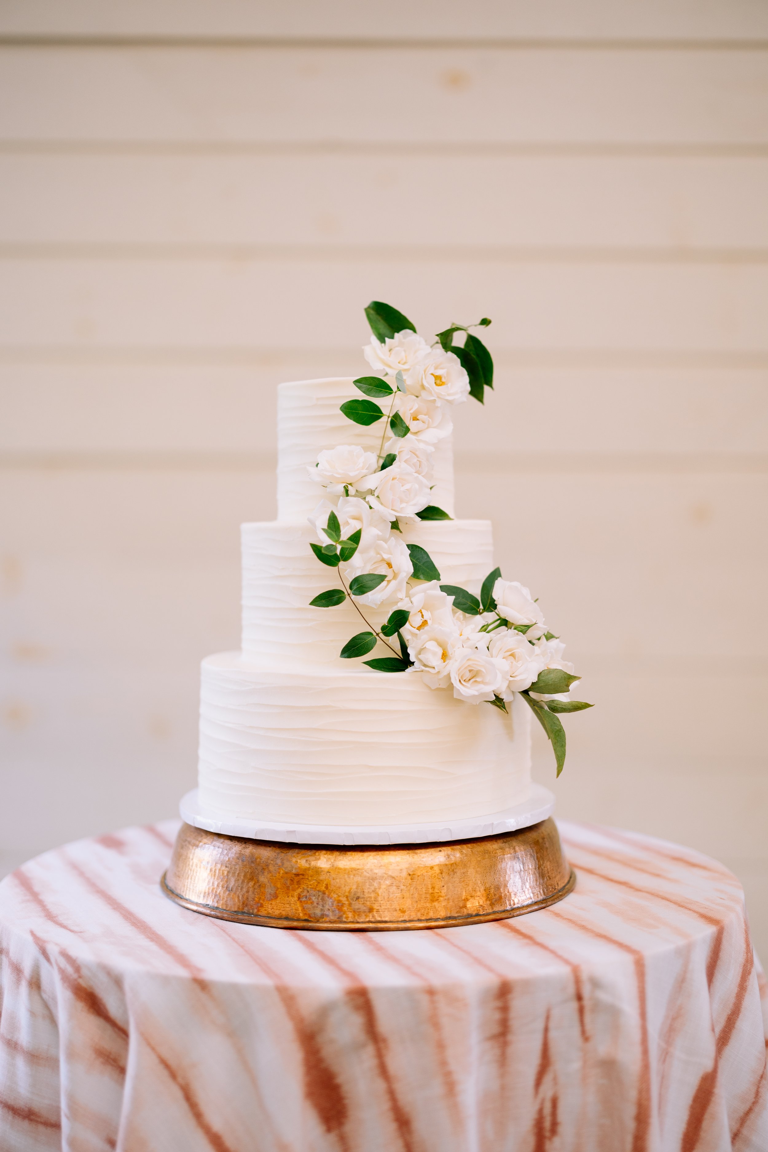 Textured buttercream with cascading fresh florals | Photography: Eric Kelley Photography