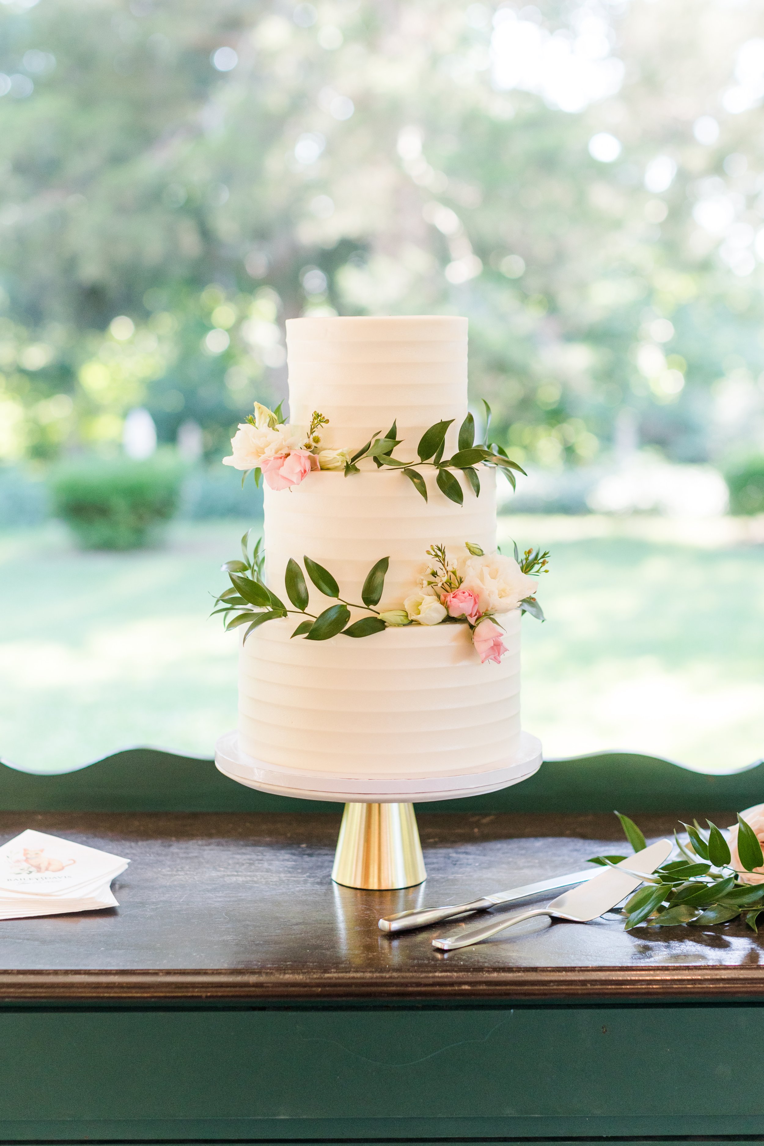 Classic Cake with Greenery | Brett Denfeld Photography