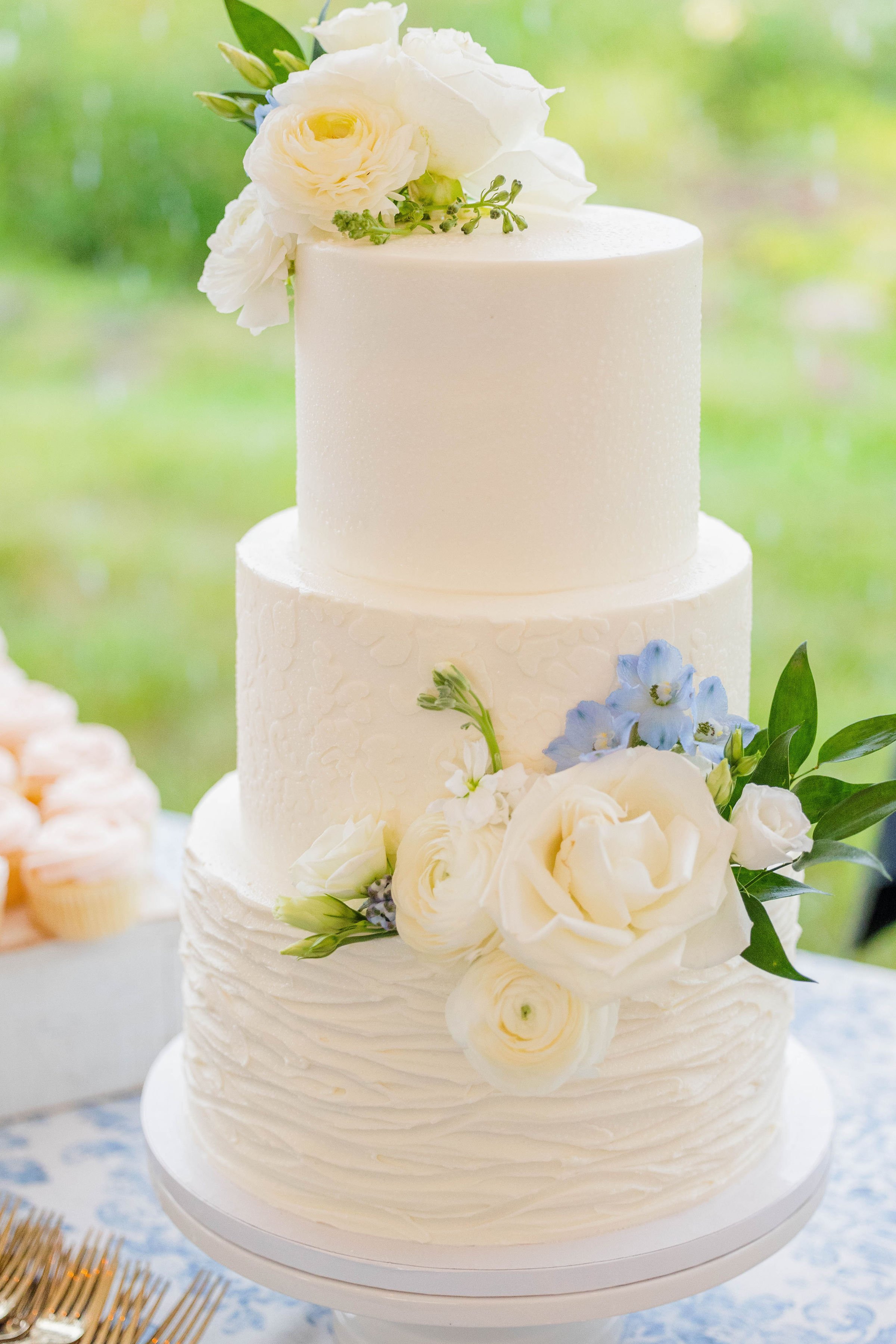 Textured and smooth buttercream with lace stencil | Photography: Maks Captured Moments