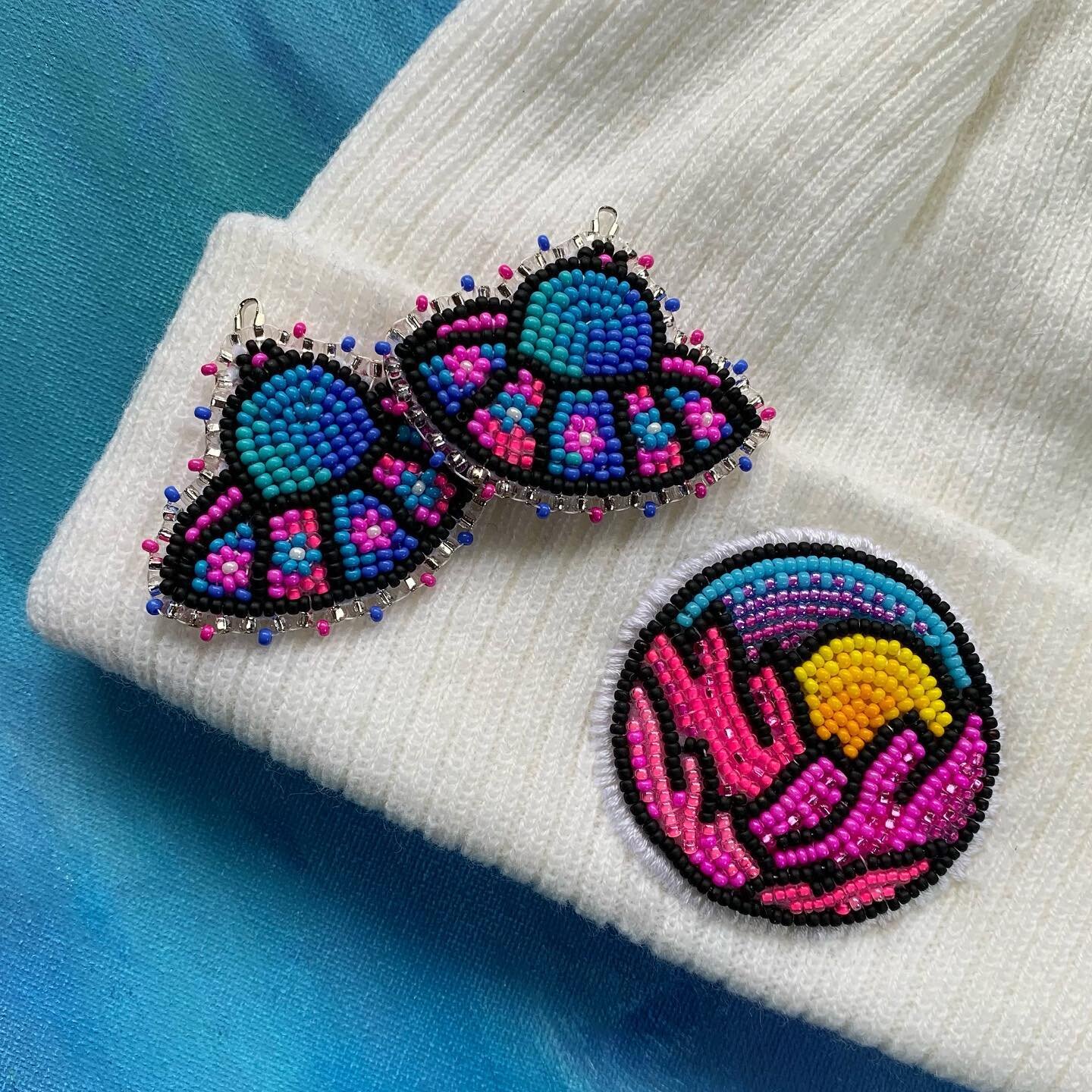 Bead me up 🛸💕🌄

Just a couple separate orders I thought looked really sweet together 🥰💕

#beadwork #beadembroidery #beadedearrings #customorder #handmadejewelry #beanies #ufo #floral #mountains #landscape #beadedjewelry #beadworks #neons #indige