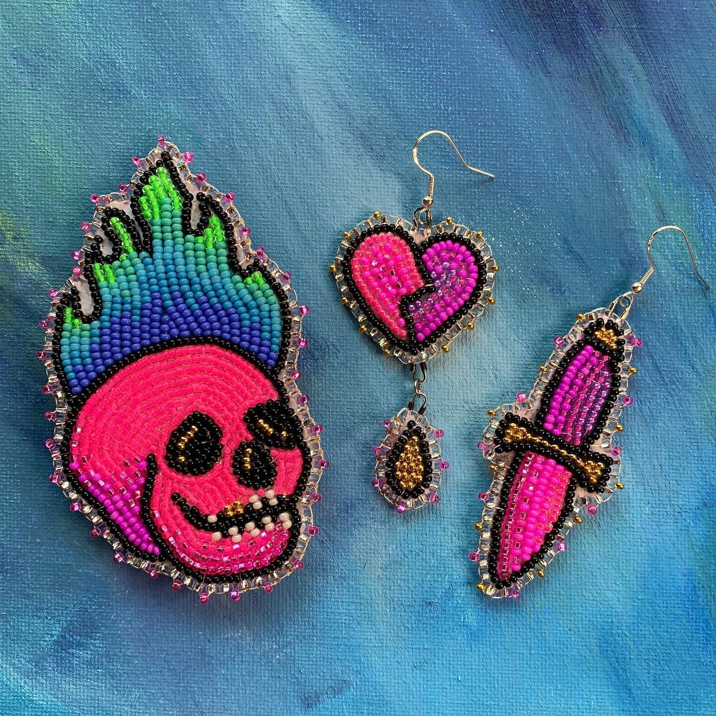 🔥💀 Skull + Dagger 🗡&hearts;️

Another couple custom orders that looks really cute beside each other before getting sent to their forever homes! 

Both pieces are handmade with size 11/0 glass seed beads, embellished with 24k gold beads in the skul