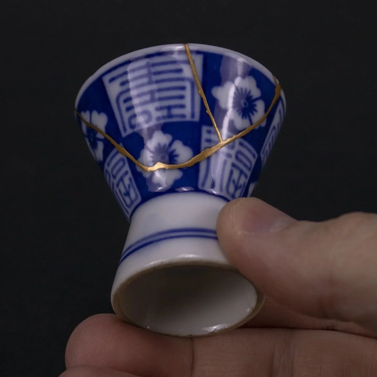 Cute small sake cup with gold repair. 

お猪口のお直し。

#kintsugi
#金継ぎ