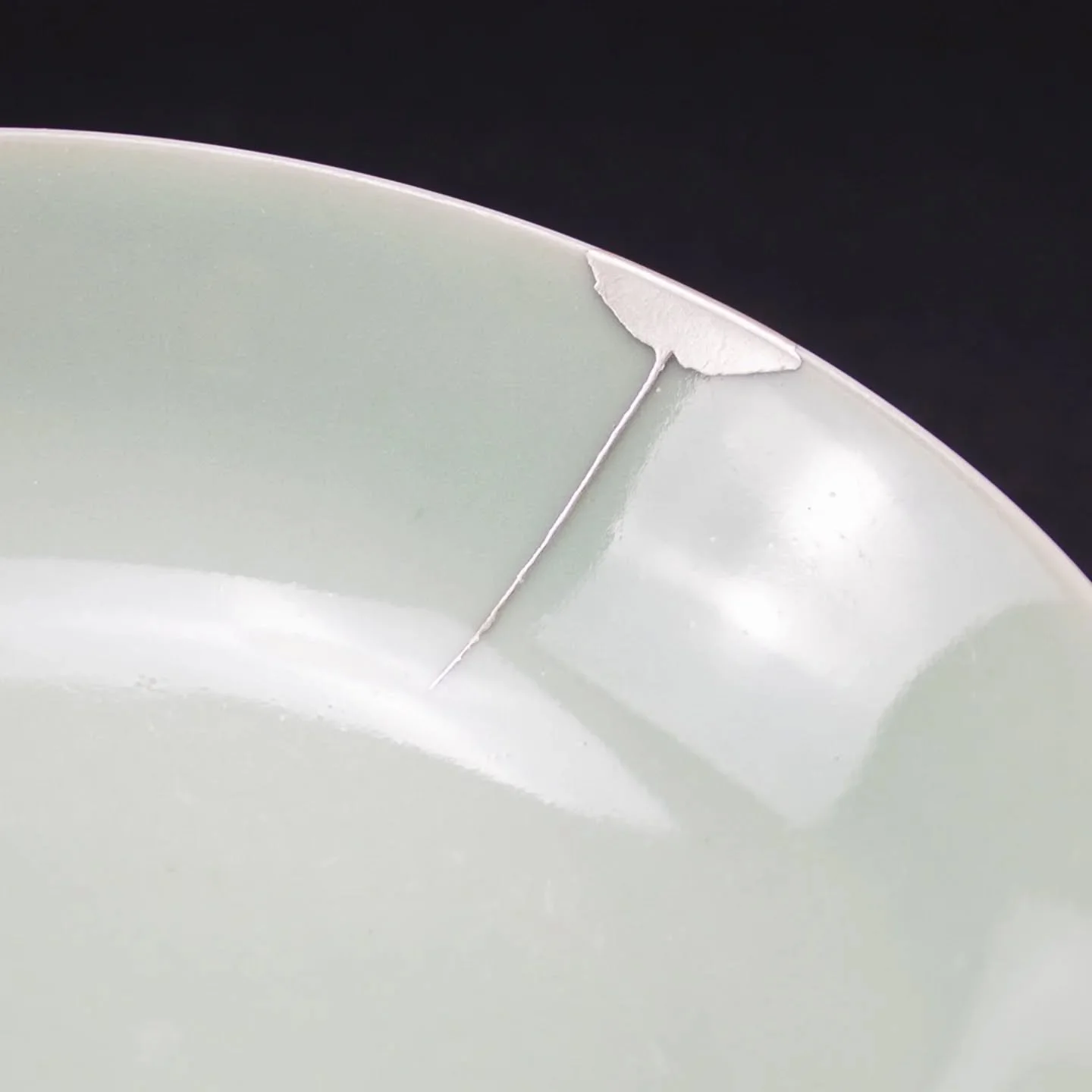Such a beautiful bowl. It's perfect with a silver finish. 😍

銀継ぎ平極仕上げ。綺麗な器で、欲しくなっちゃいます。

#gintsugi #puresilver 
#銀継ぎ