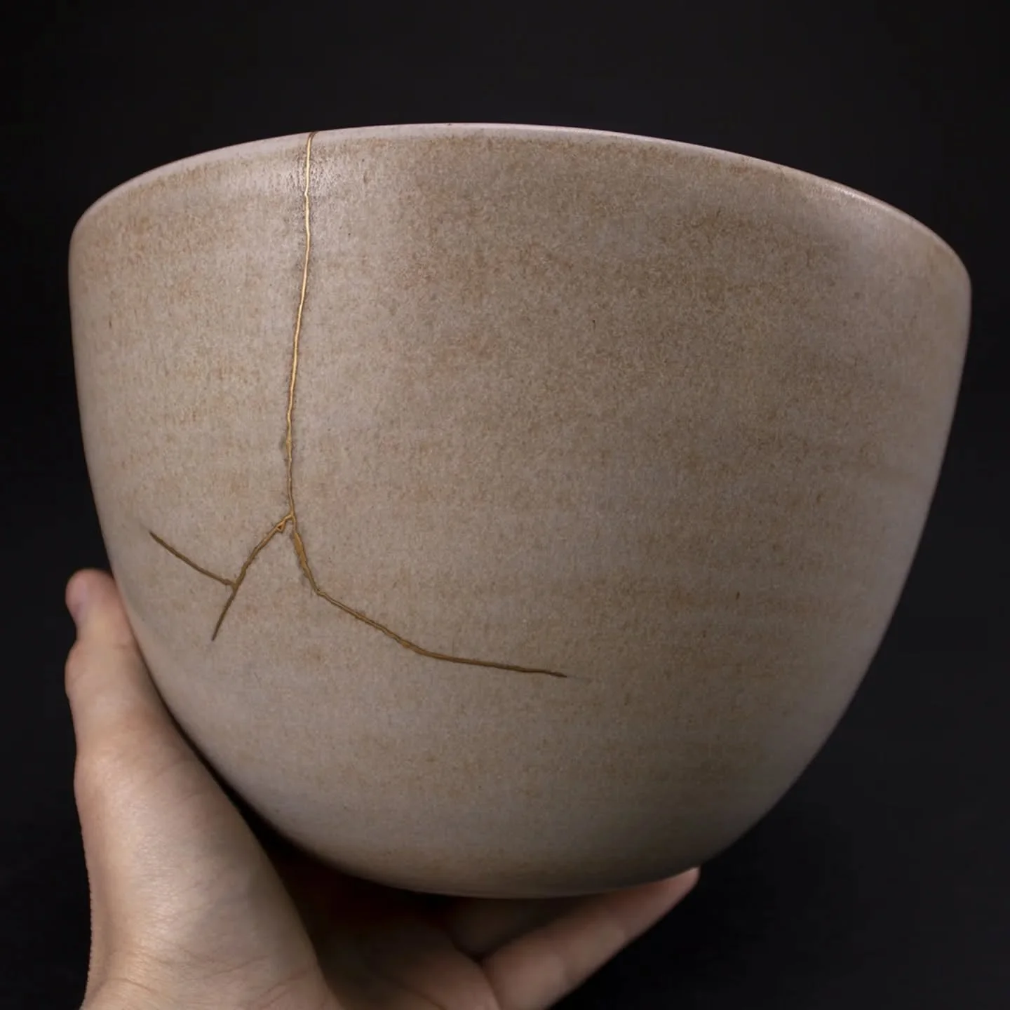 Crack repair in gold.

ヒビのお直し。器のスタイルに合うように、出来るだけ細い線で仕上げました。

#kintsugi 
#金継ぎ #金繕い