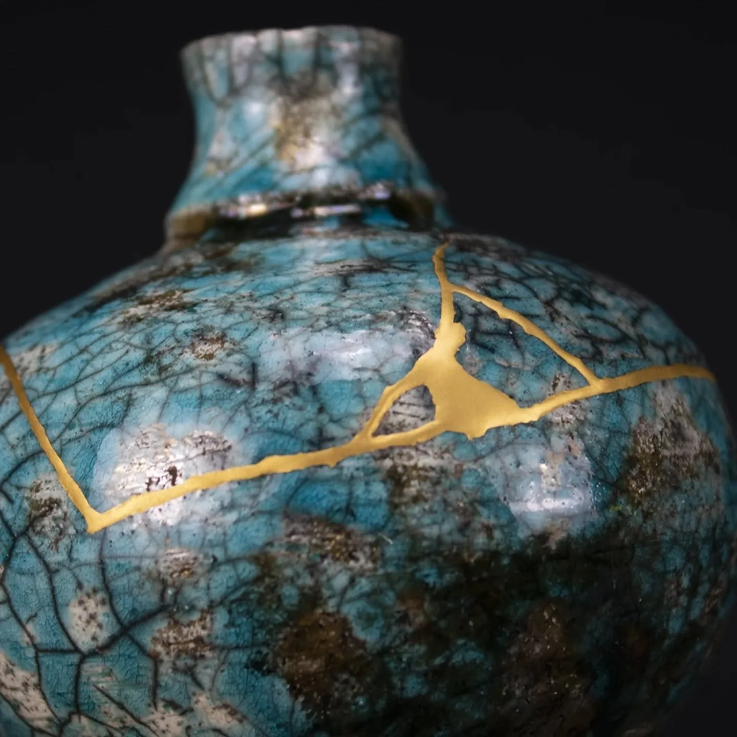 Beautiful vase. Gold looks so pretty on this turquoise blue glaze.✨

貫入に墨入れされた一輪挿しのお直しでした。ターコイズブルーの釉薬に金が映えます。明るい金の方が釉薬の色に合うと思い、金消しを使いました。

#kintsugi 
#金継ぎ