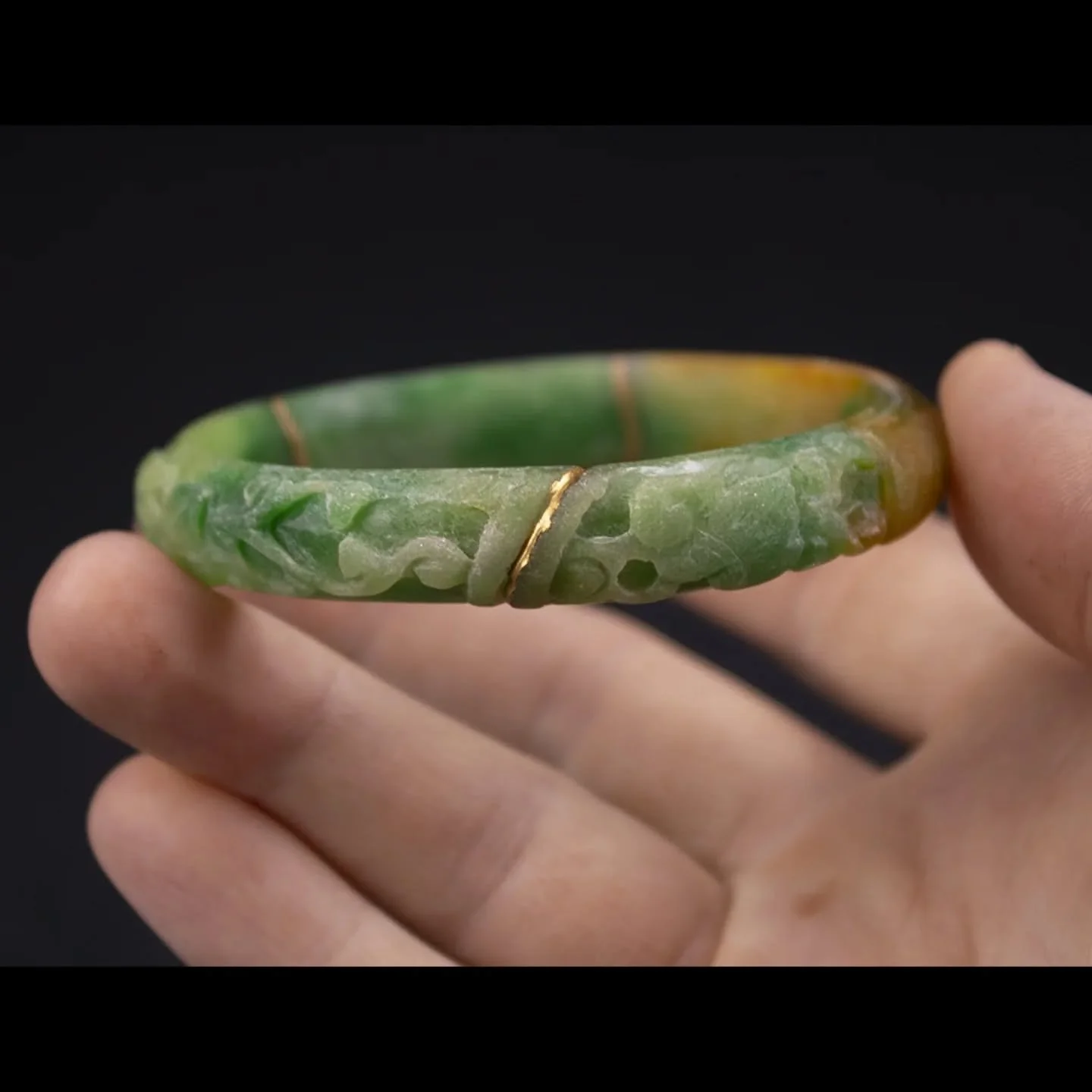 Jade bracelet with gold repair. 

翡翠のブレスレットを金継ぎでお直ししました。

#kintsugi 
#金継ぎ