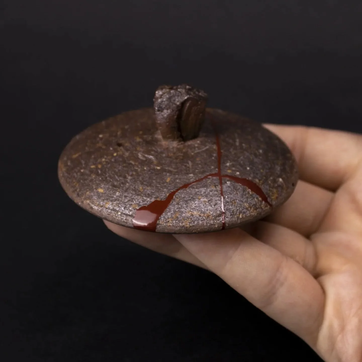 Beautiful teapot lid. We repaired it with Roiro red and polished it with Roiro polishing powder.