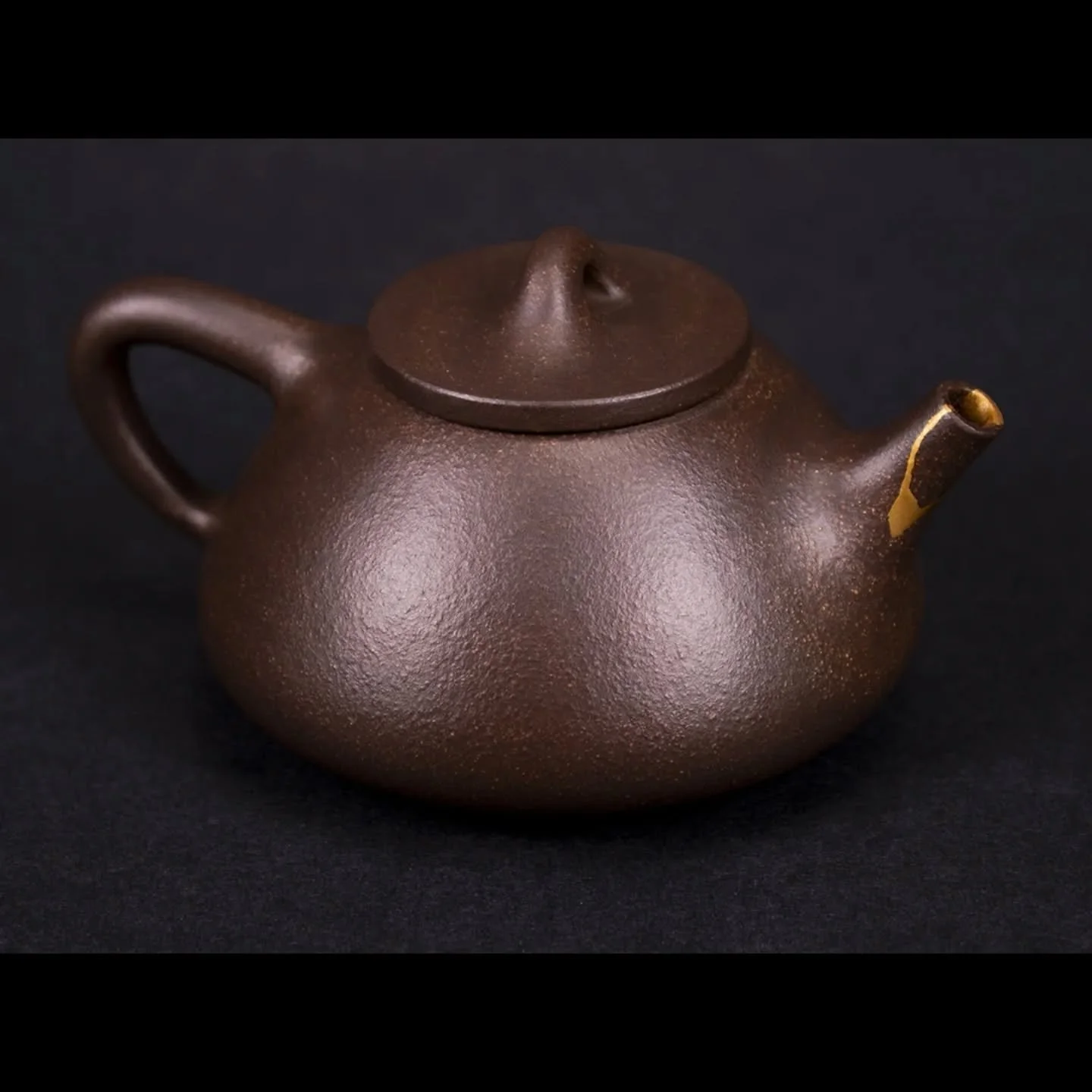 1985 pu-erh tea teapot made in Korea. 
Our client is enjoying making pu-erh tea with their favorite teapot again! And, it makes us so happy.