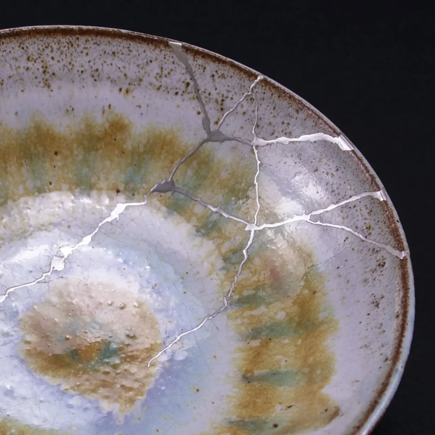 Our client's mother in law handmade and glazed this beautiful bowl. This piece holds sentimental value for his wife immensely. We hope our repair helped it to continue holding many memories. 

ご依頼主様の奥様のお母様が作ったお碗。奥様にとって、とても大切なお品。私達のお直しで、形にならない思い出やお母様の