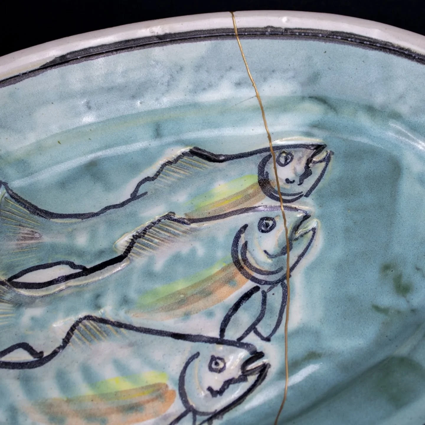 Fish platter. The bottom of the platter was flat, unglazed,  and had a canvas texture, so we applied black urushi. Gold on all the other areas. 👍

お母様からと、娘さんから、別々に同じお品のご依頼を受けました。☺　お直し綺麗にできて良かったです。家族,親戚が集まってお食事会するのが目に浮かんで、勝手に幸せな気分になってます。