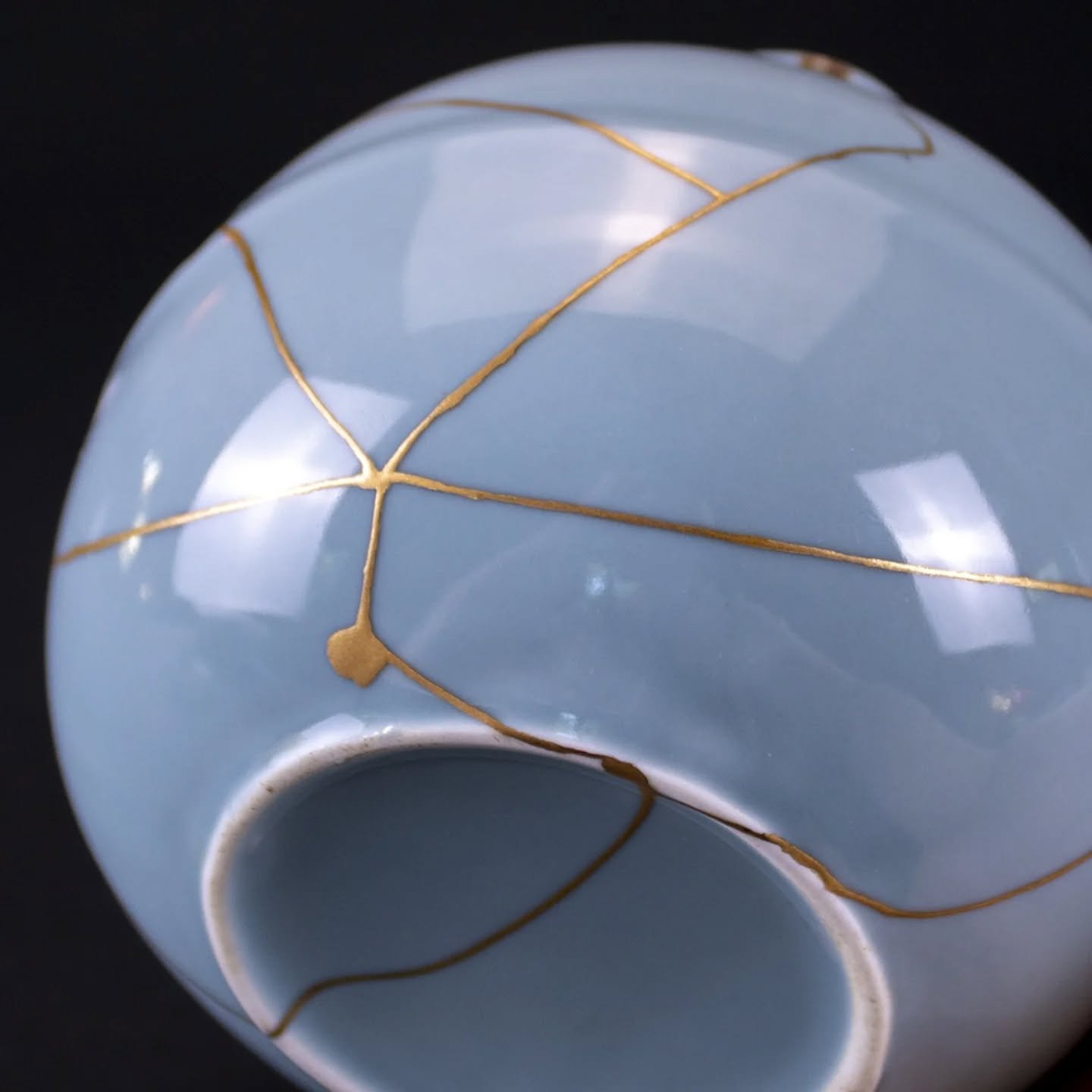 Beautiful light blue teapot. Genuine gold finish outside and urushi (Japanese lacquer) finish inside. We hope that our client enjoys brewing tea with this teapot again.🥰