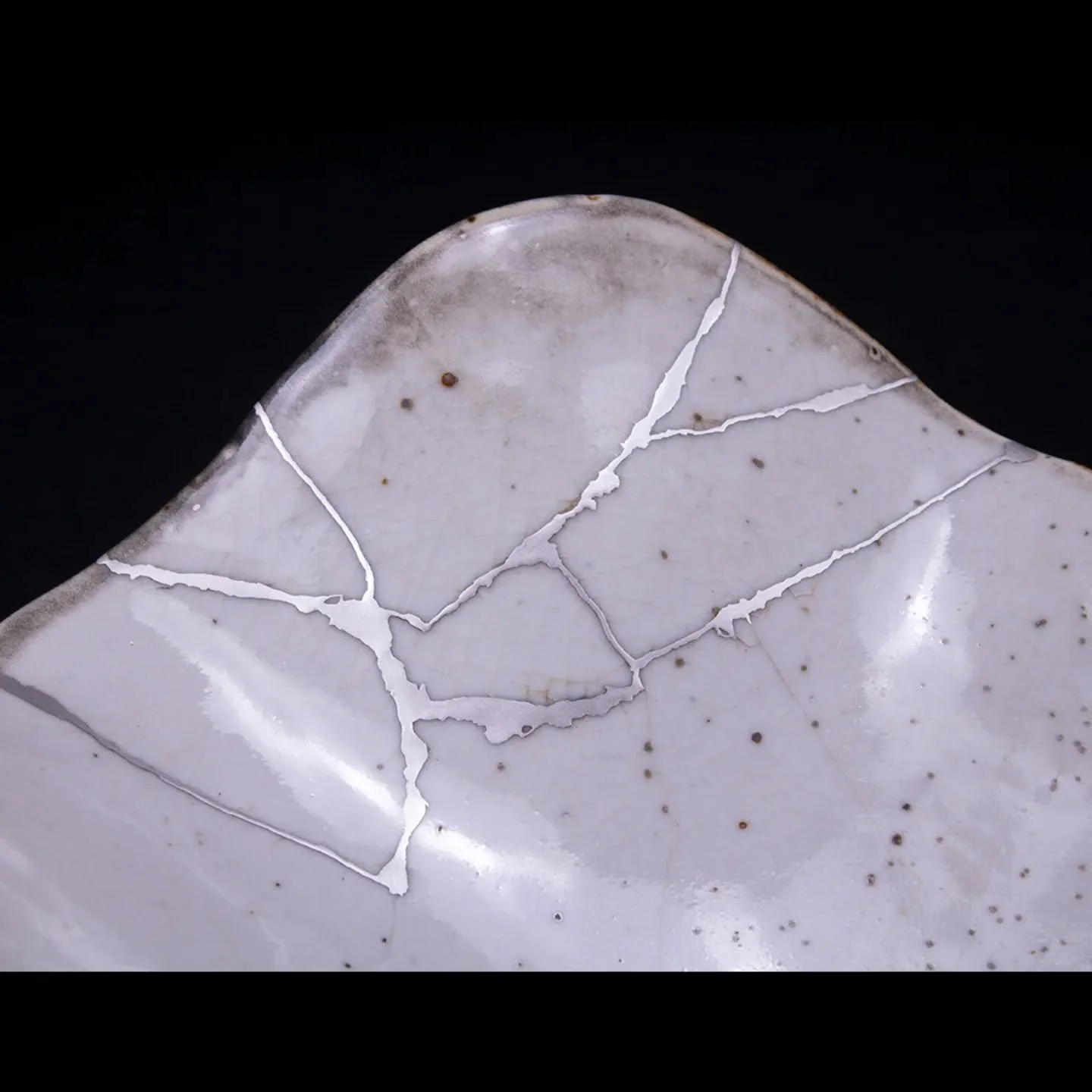 It was a big and heavy piece! It is beautiful with a silver finish. We use pure silver, so it will patina very very slowly. We think patina will look amazing on this beautiful piece. 

大きくて思い作品で、作業するのが大変でした。汗
でも、とっても綺麗に仕上がって良かったです。本銀を使っているので、ゆっくり経年変色