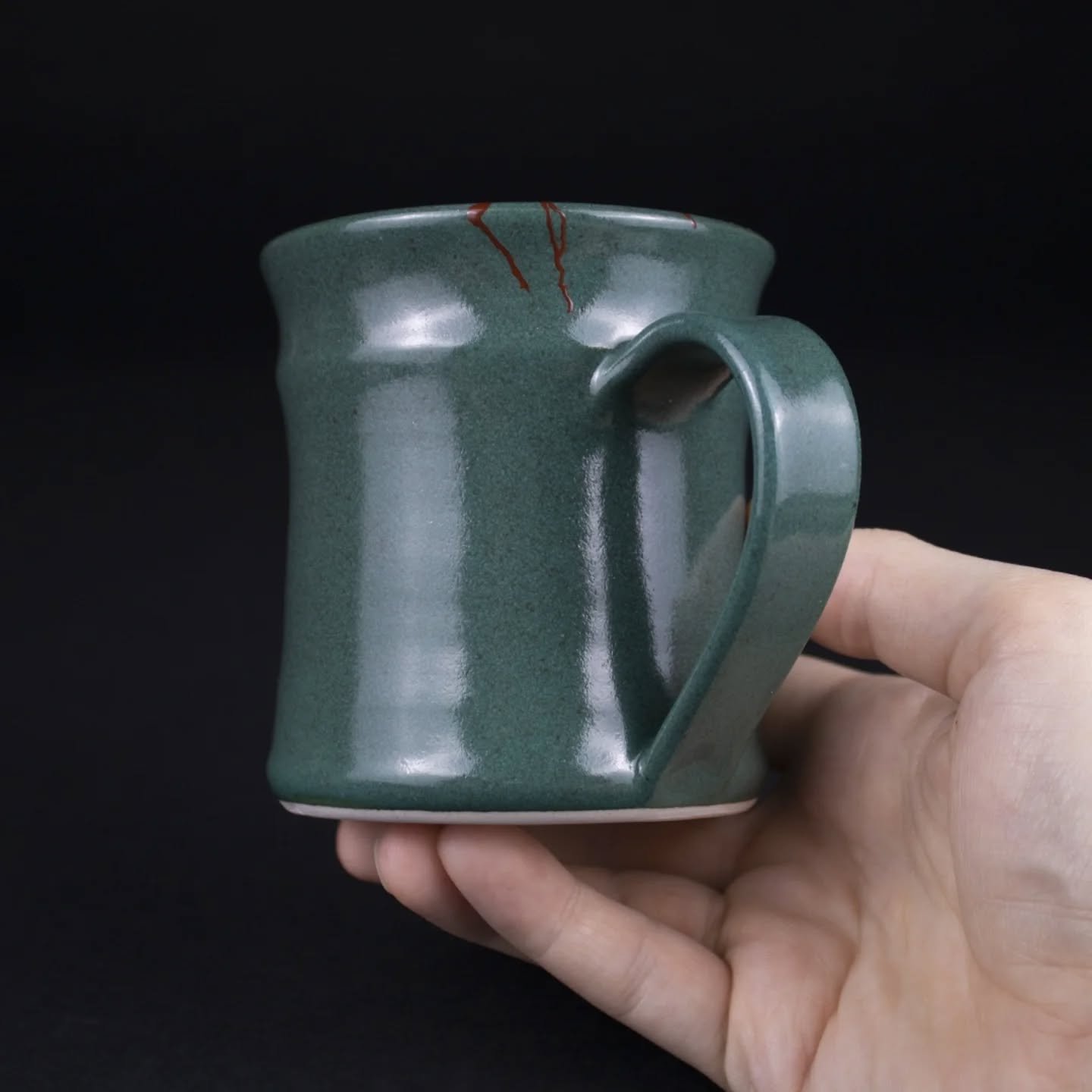 Crack repair with red urushi. We think red looks so pretty on the green mug.