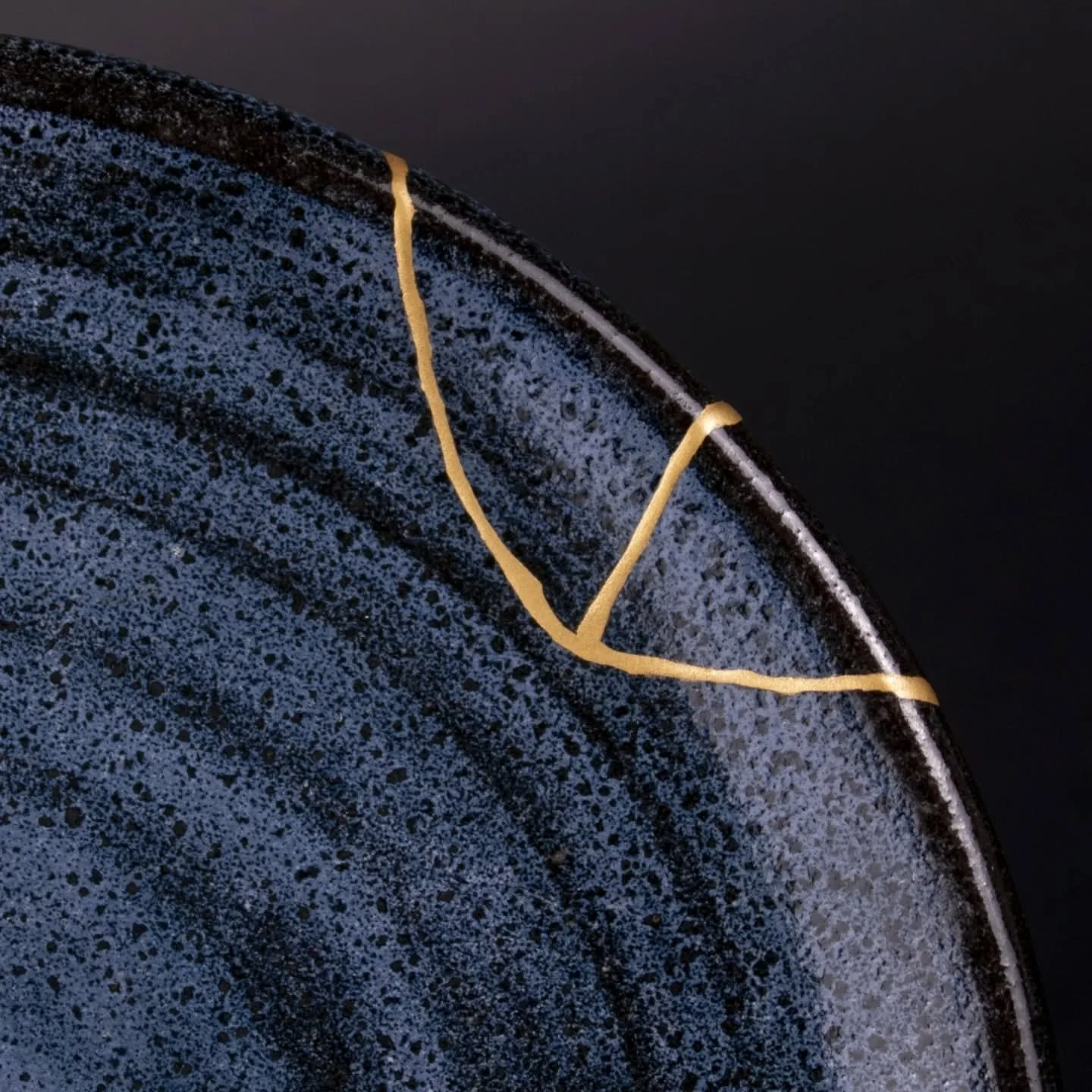 Beautiful plate by @akikospottery . Gold looks amazing on it. 😍 

素敵なお皿をお直し出来て幸せ。