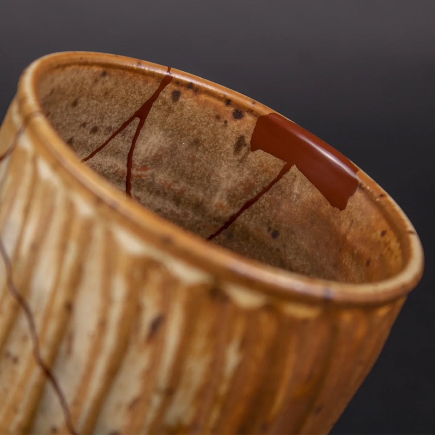 Beautiful cup. The red urushi finish looks so pretty. 😍 Urushi is an amazing and beautiful material.