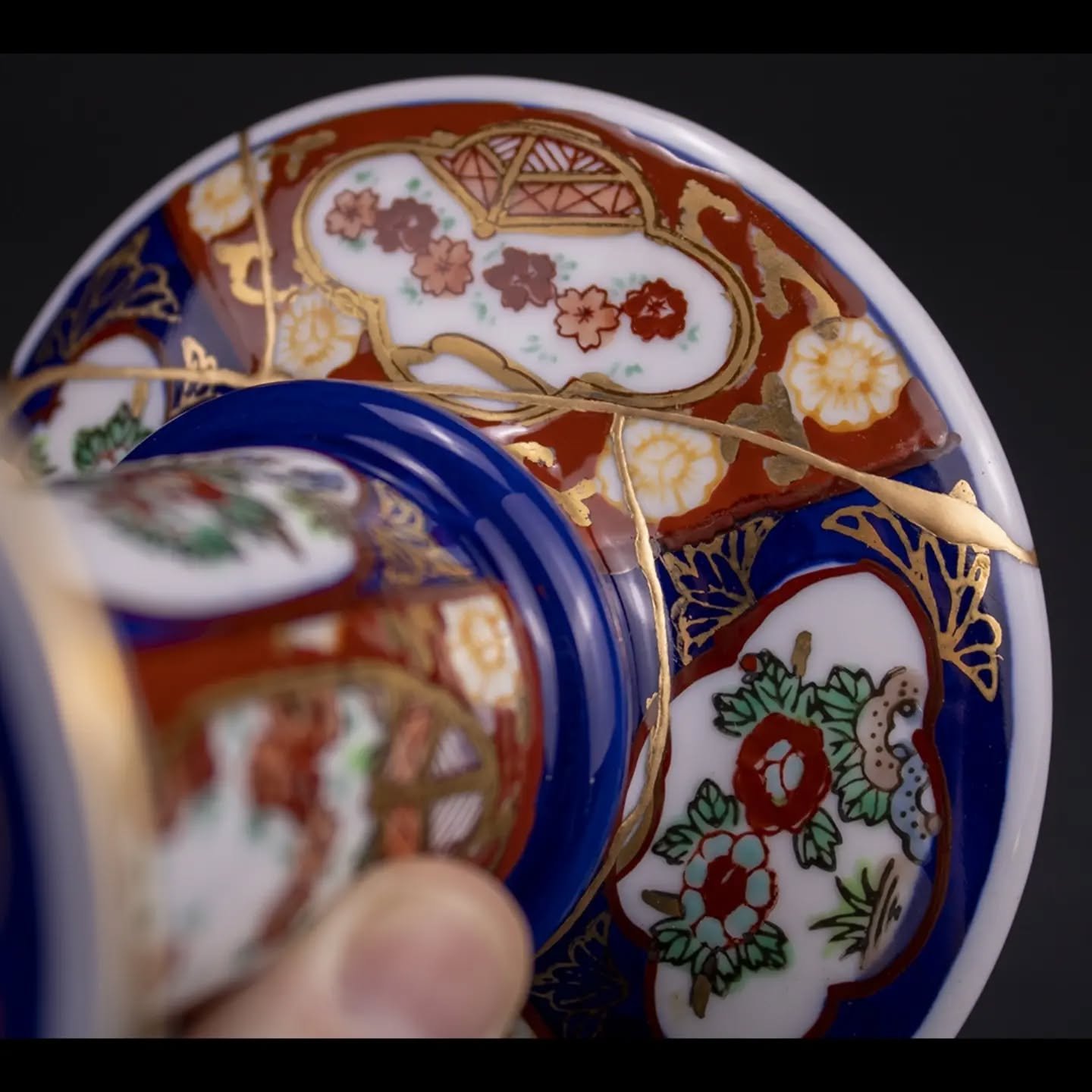 Hand painted imari, candle holder. Brass finish.
真鍮仕上げ。

We used ceramic stick grinding stones to not damage the beautiful luster. It took ages, but it was worth it.

金彩を傷つけないように、表は全てセラミックスティック砥石で研いだので、本当に苦労しましたが、綺麗に仕上がって良かったです。😅
