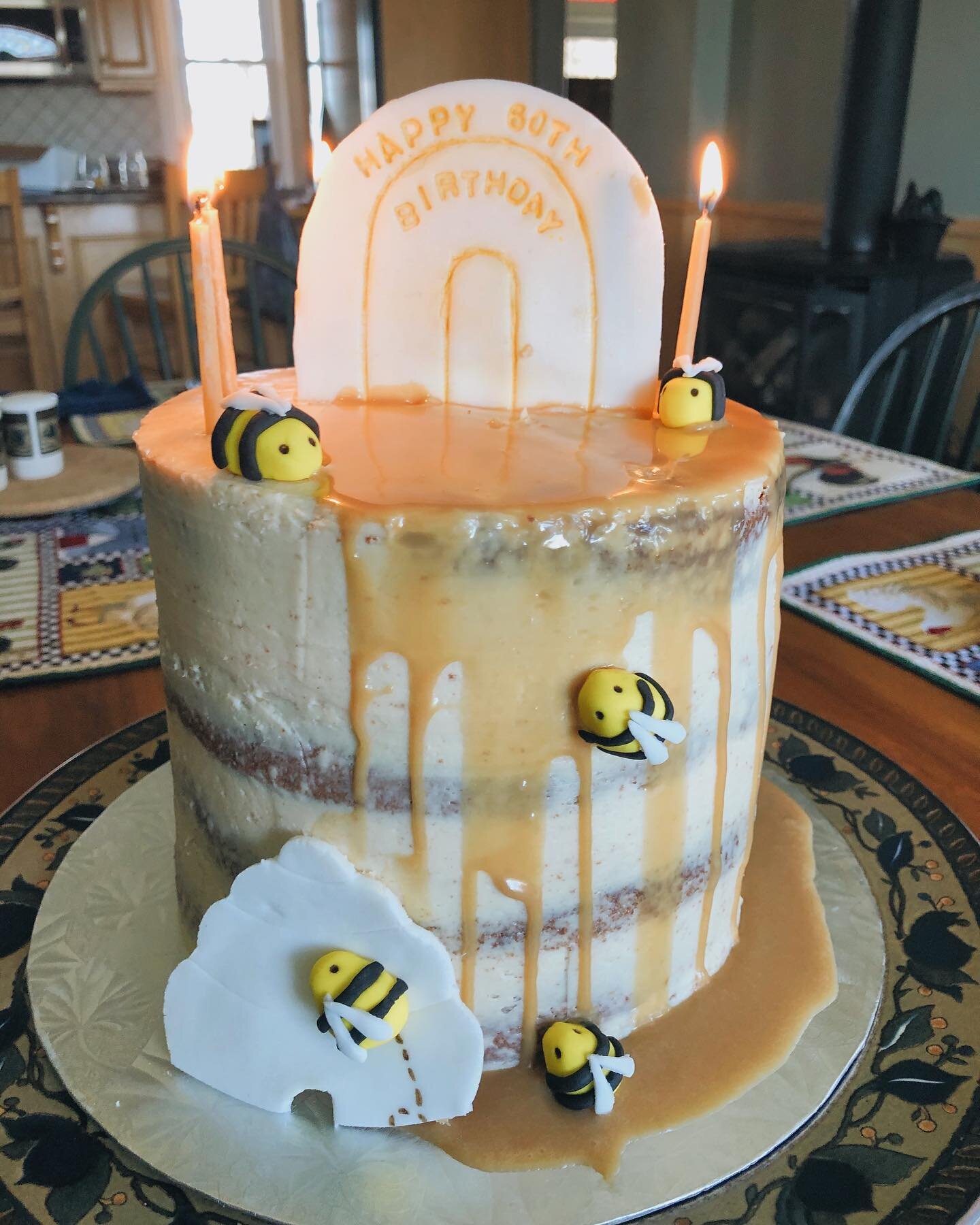 Beautifully made bee cake, thank you @kreskykimberly 🐝.