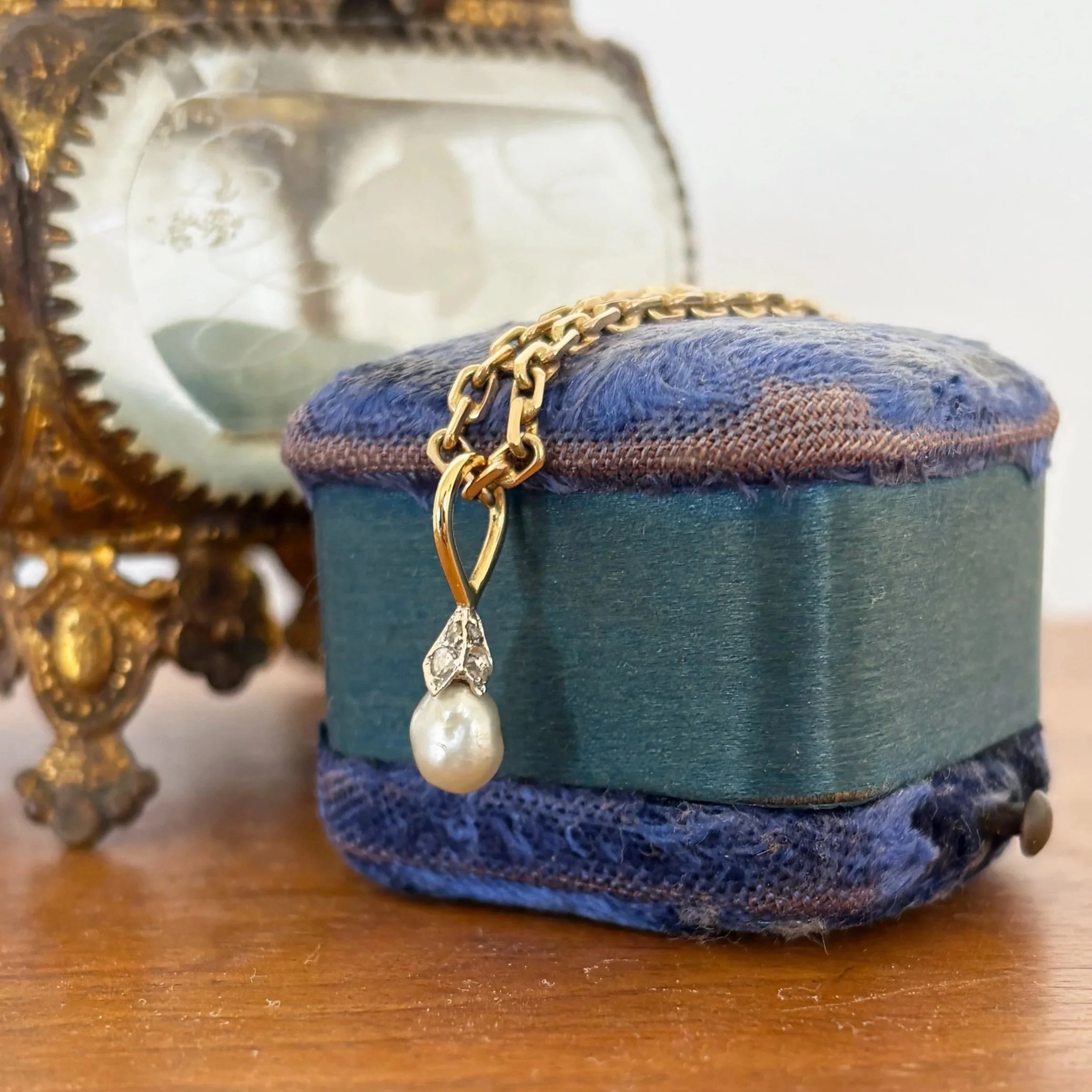 CA289+pearl+and+diamond+pendant+3.jpg