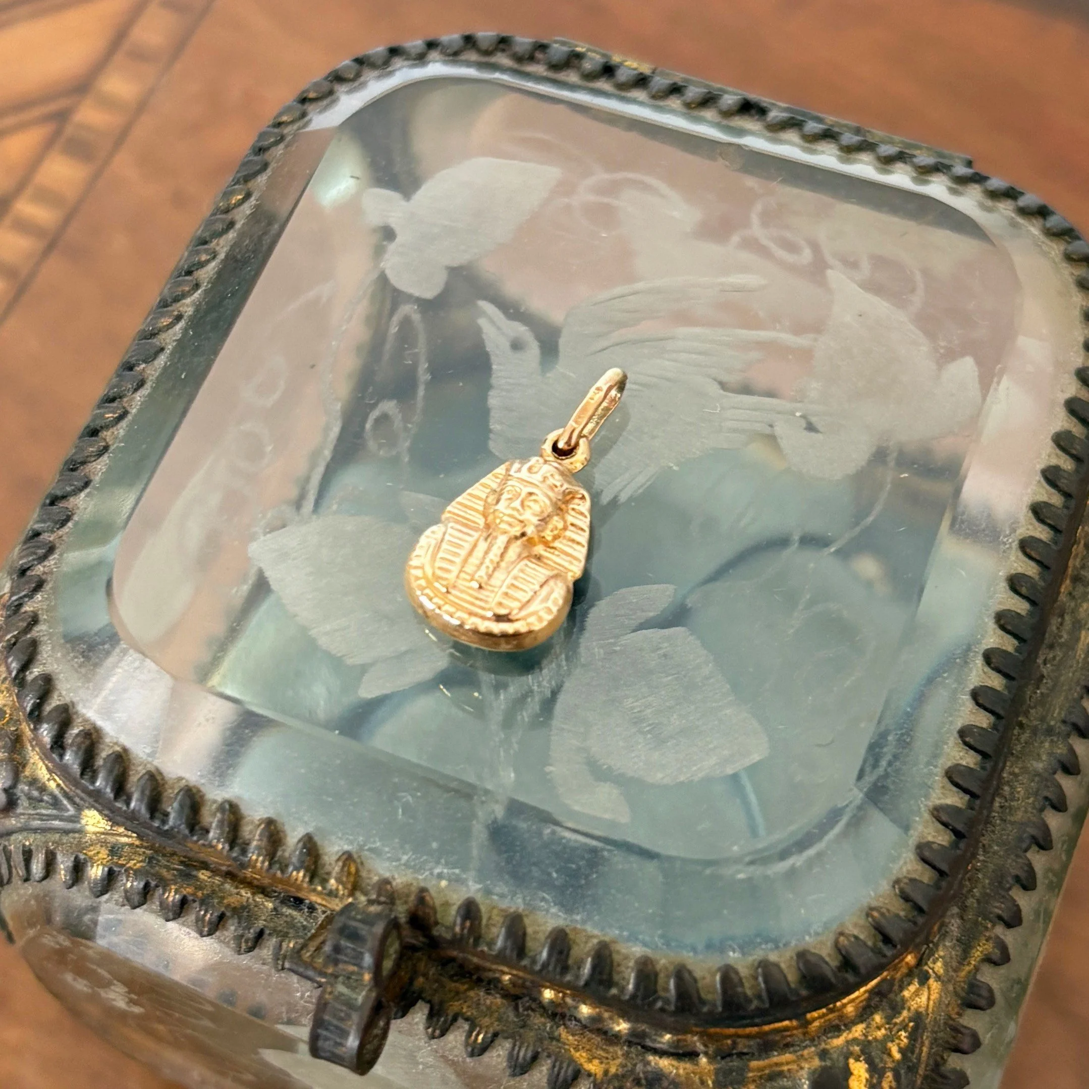 CA305 tutankamun charm 1.jpg
