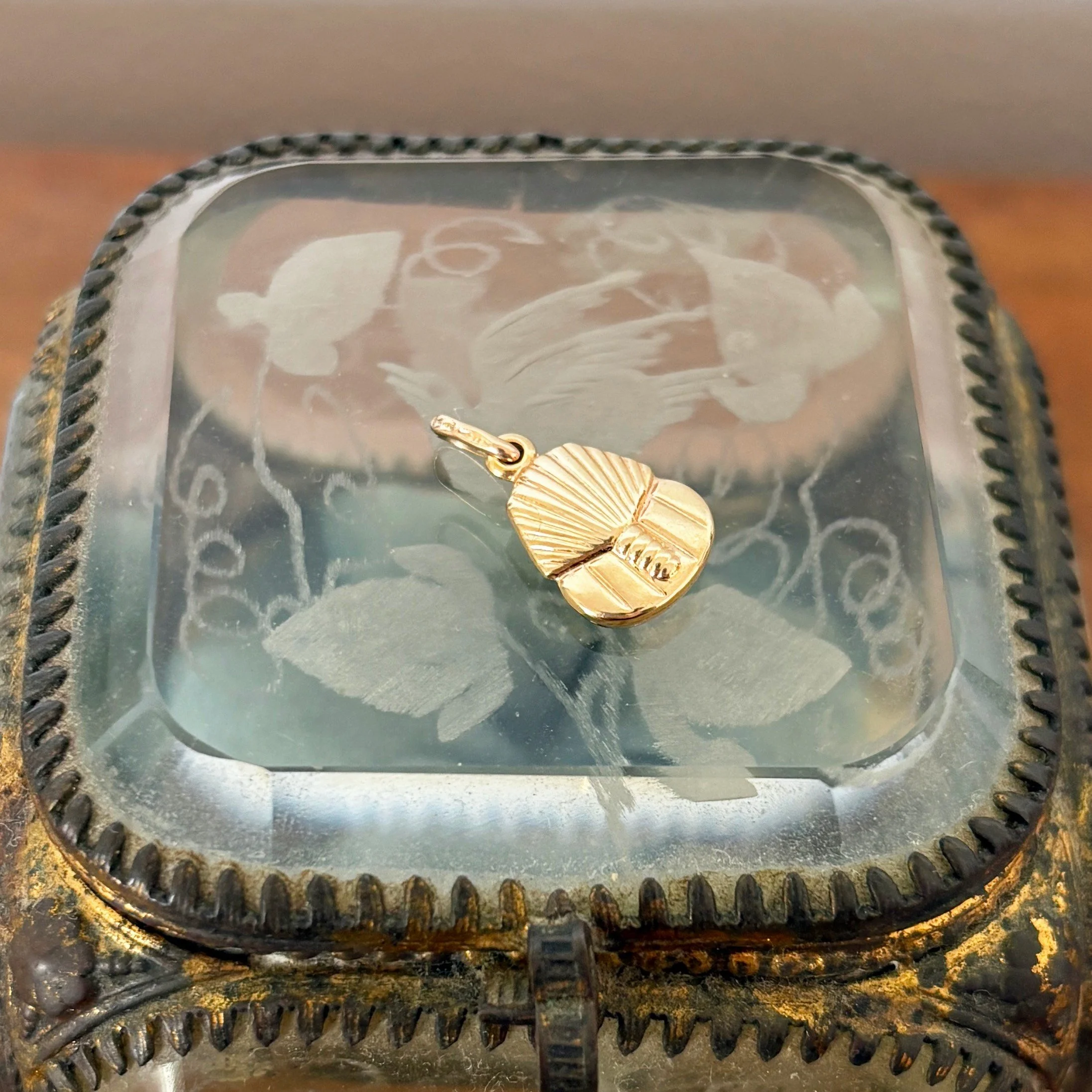 CA305 tutankamun charm 4.jpg
