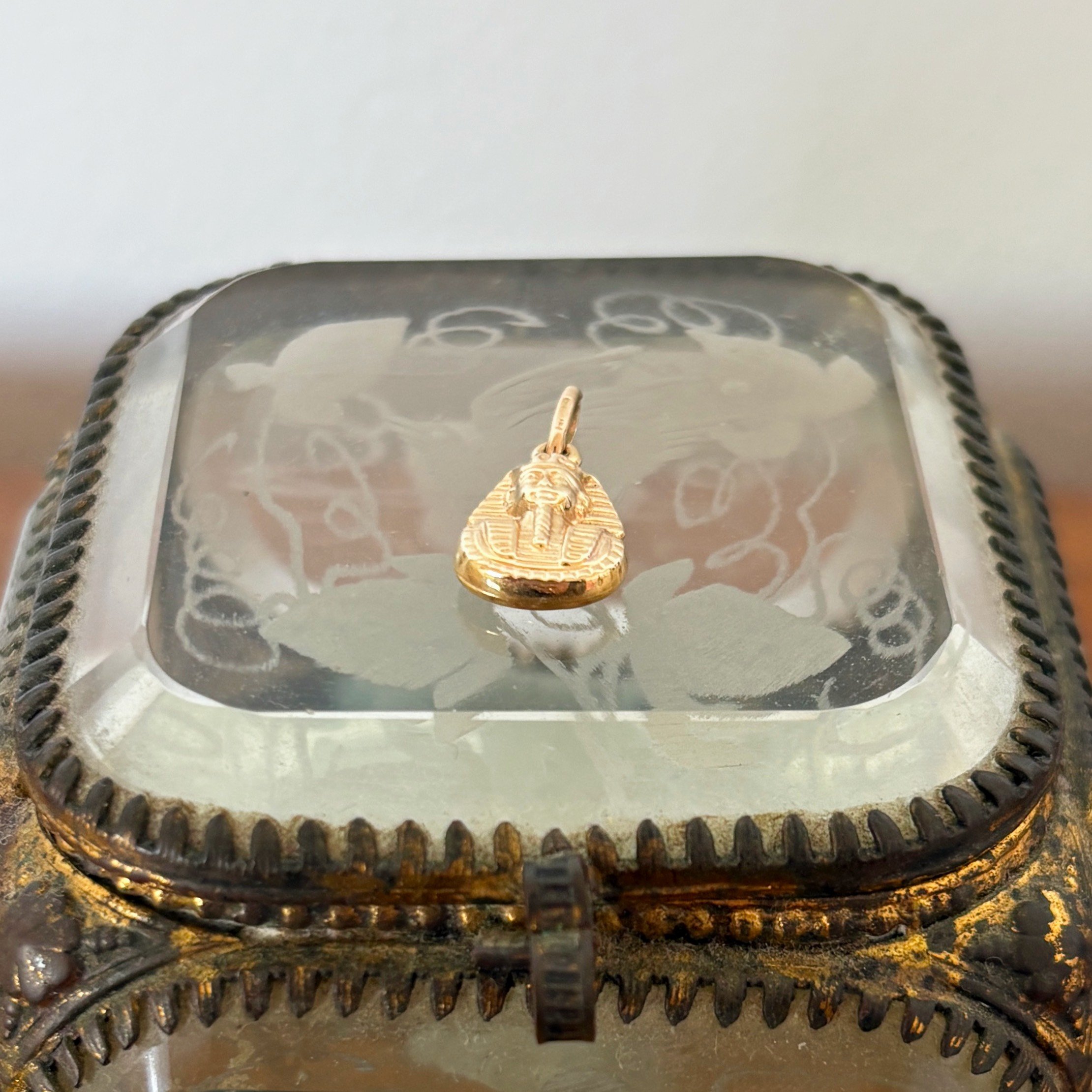 CA305 tutankamun charm 2.jpg