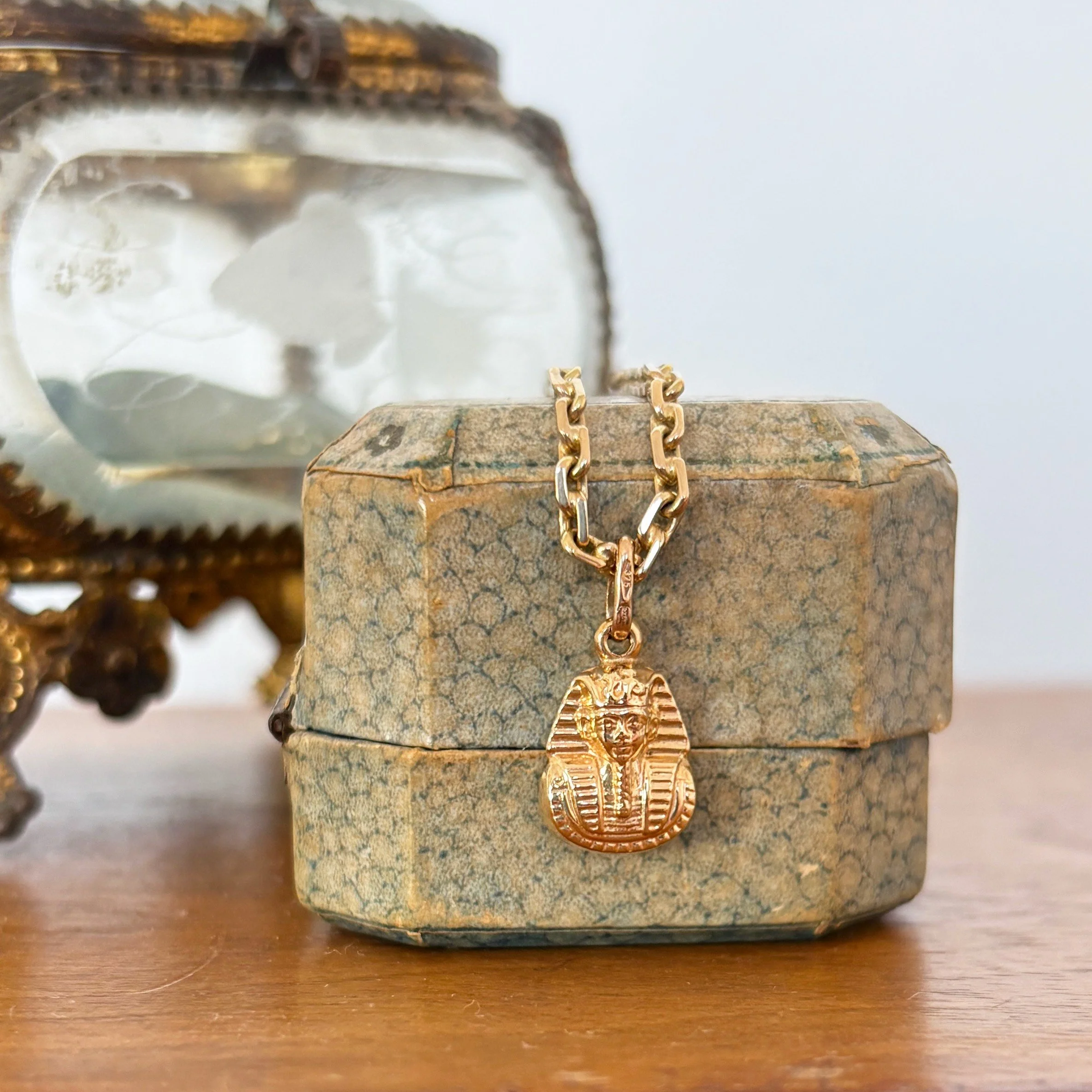 CA305 tutankamun charm 6.jpg