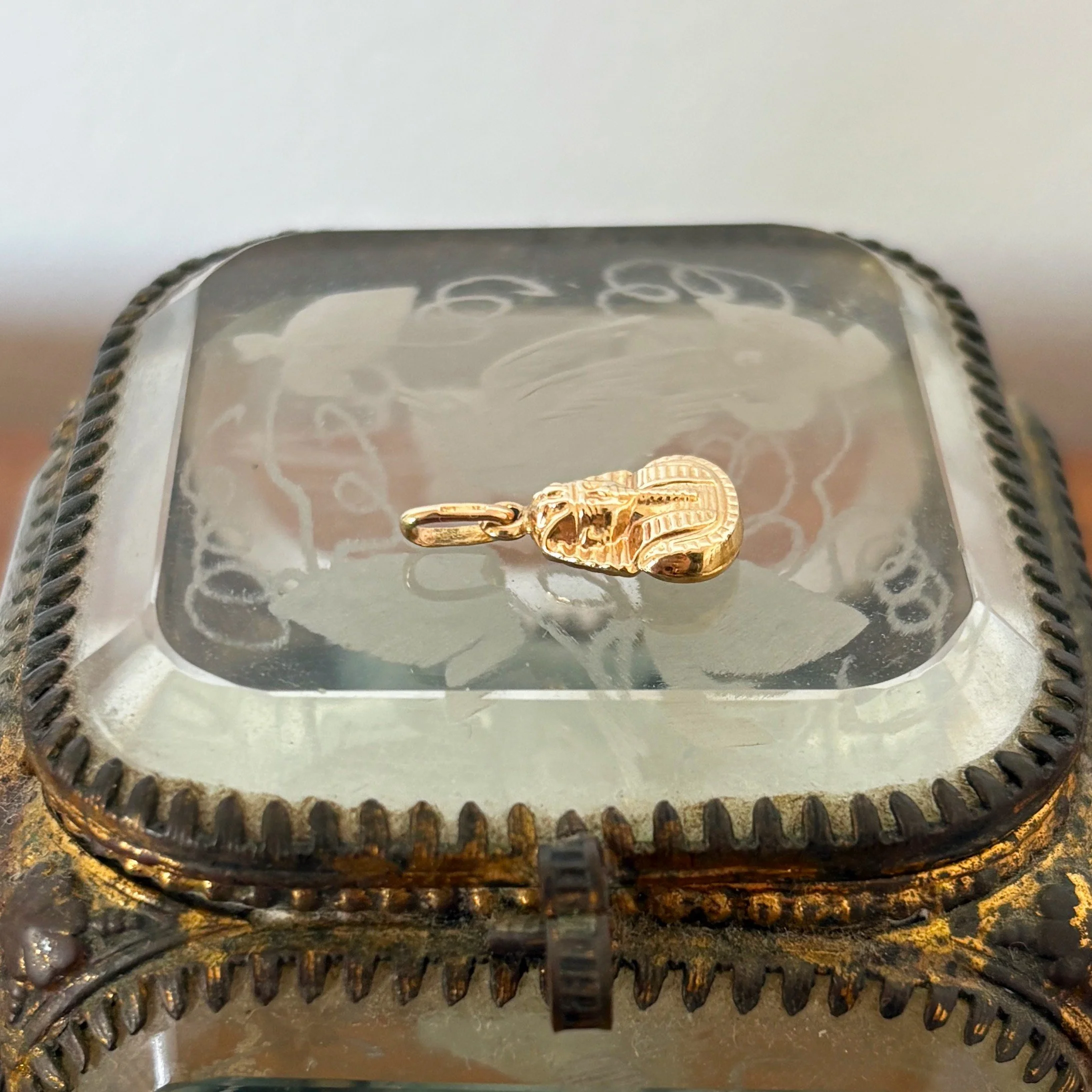 CA305 tutankamun charm 3.jpg