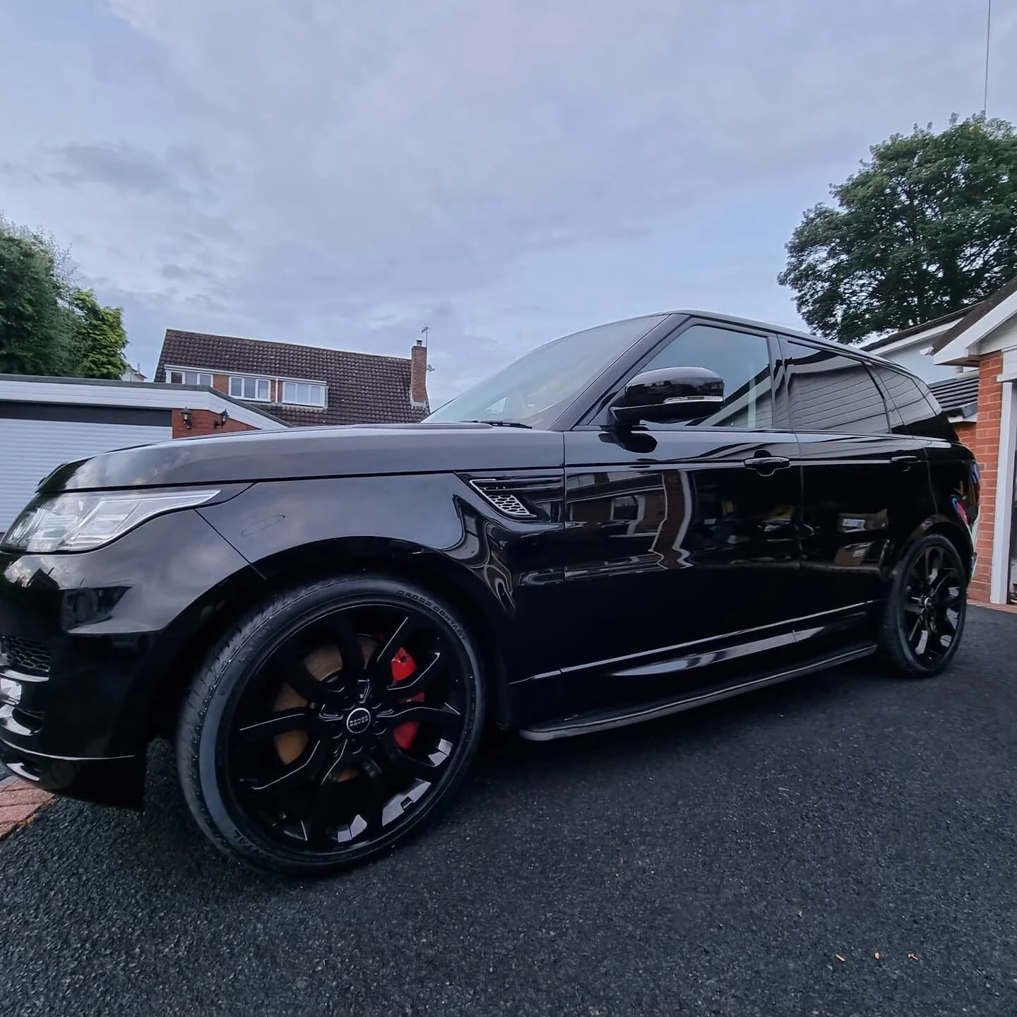 Yesterday's job was this stunning Range Rover Sport. In for Enhancement Detail and Ceramic Coatings. 

Plenty of swirls to smash out, single stage polish all round to alleviate 80% of imperfections and leave the paintwork gleaming.

Locked in with Ca