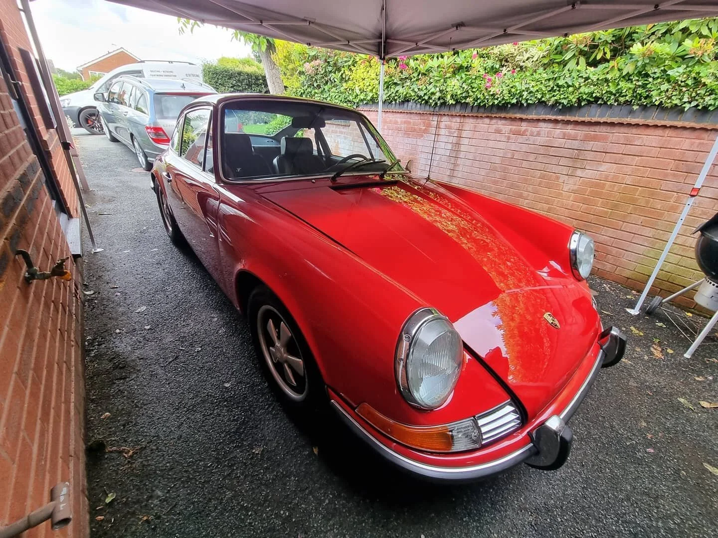 Had the pleasure of working on this absolute beauty today.

Porsche 911E for Full Valet and Ceramic Wax application.

All interior leather cleaned and treated with a protective cream, glass cleaned and exterior coated in a rain repellant.

#detailing