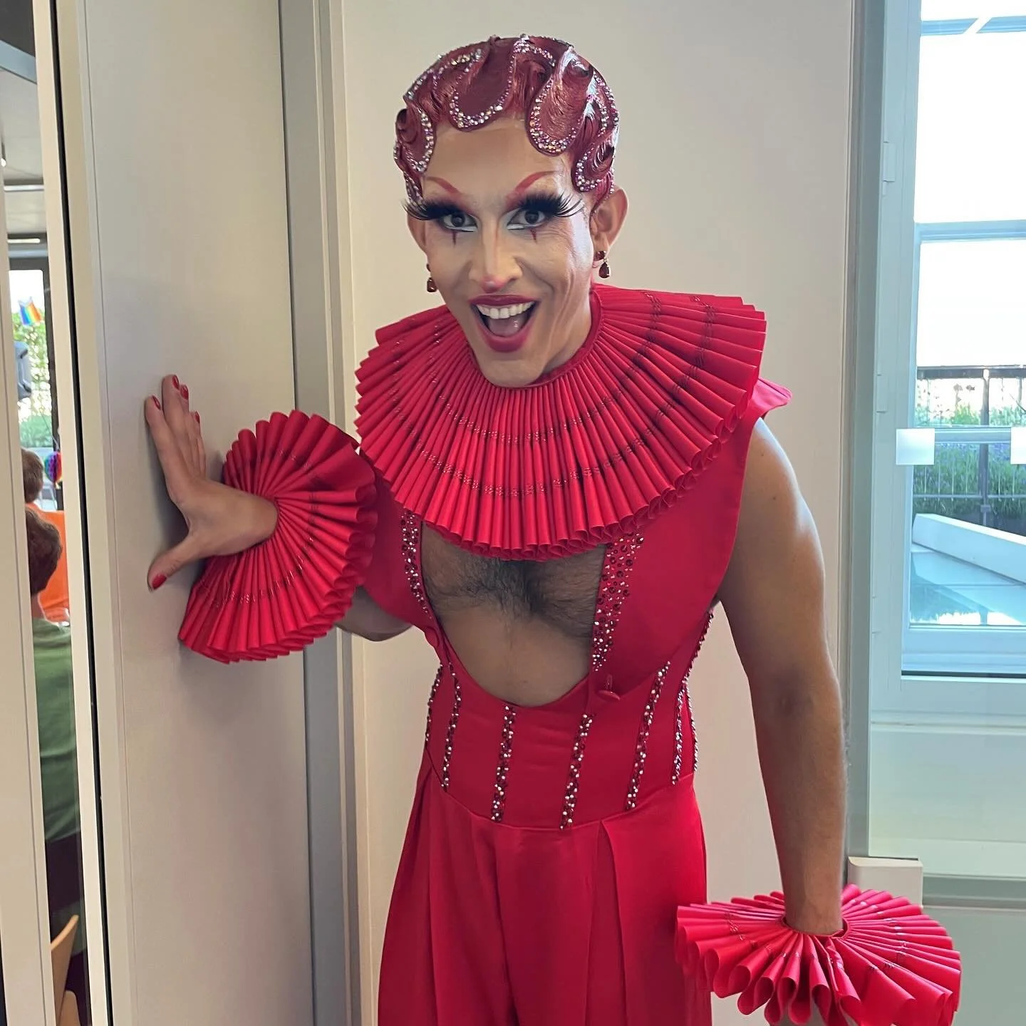 Don&rsquo;t usually post footage from my corporate gigs but yesterday&rsquo;s Drag Bingo at @forstersllp was pretty special - not every day you get to sing your favourite song backed by a frickin choir??? Scroll through to hear how it went (spoiler a