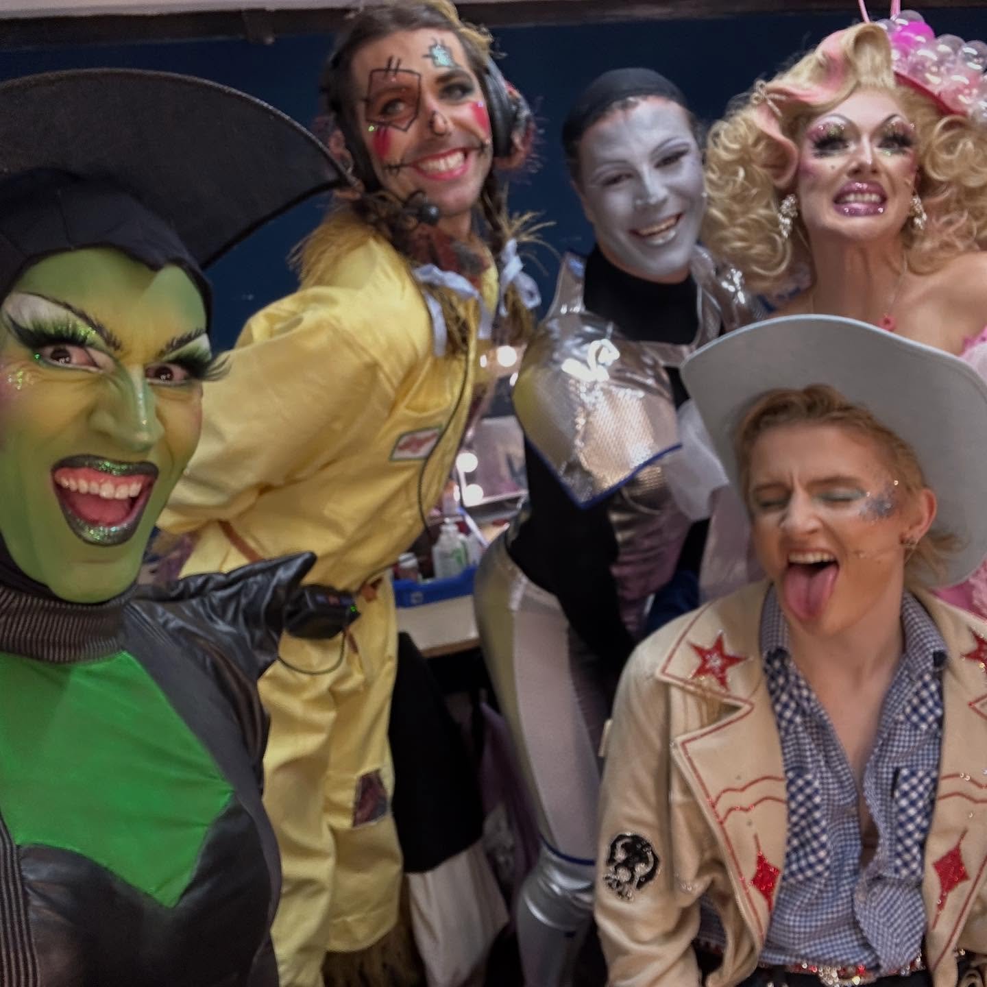 This year&rsquo;s panto dump? More wicked than you think 😏👉🏽🤏🏽🌪️🫧🌳🪣🤞🏽🤘🏽✊🏽🧹🐶👻👠
Quite possibly the most fun I&rsquo;ve ever had on a show with the most funhinged people 💚🩶🩵💛💖