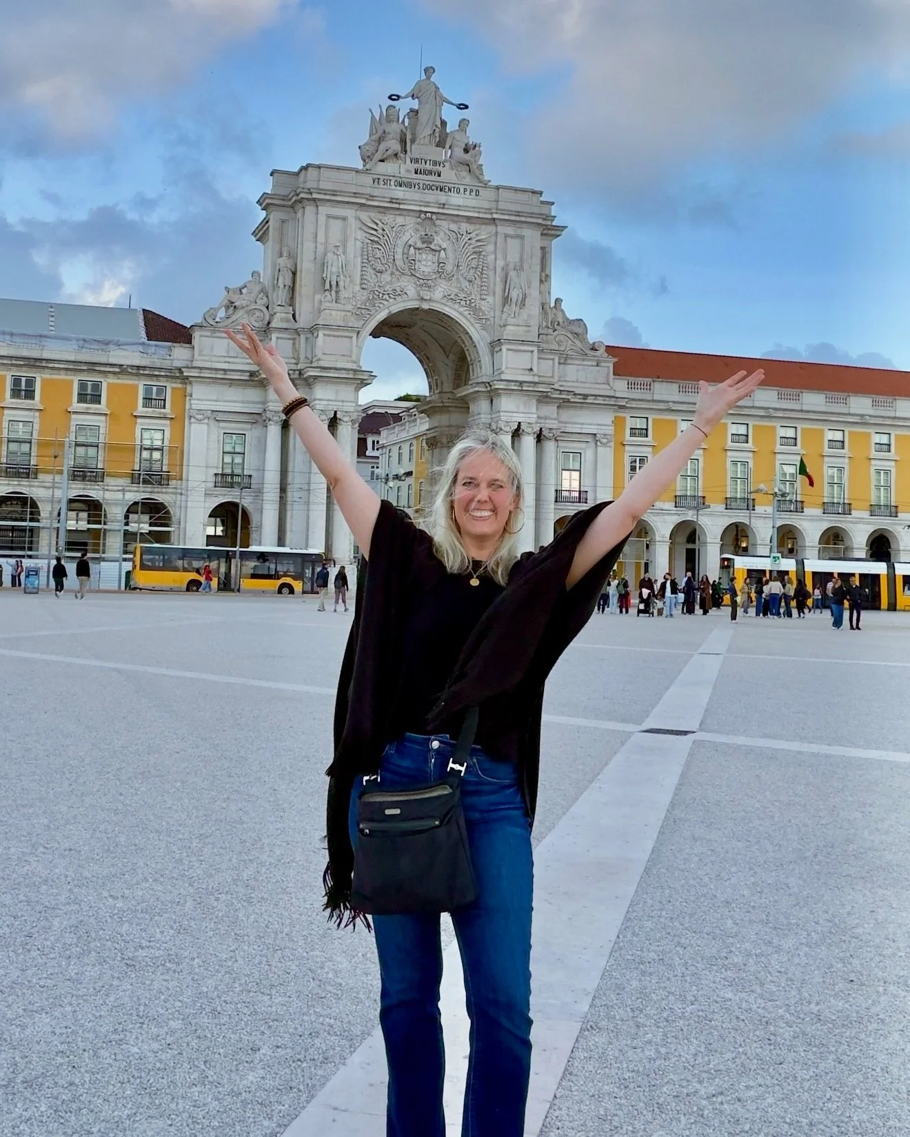 Made it to Portugal 🇵🇹✨ After a smooth but long flight, an upgraded seat, kind humans along the way, and arriving to the most beautiful hotel view&hellip; I&rsquo;m officially here and soaking it all in already.

Enjoying dinner in Pra&ccedil;a do 