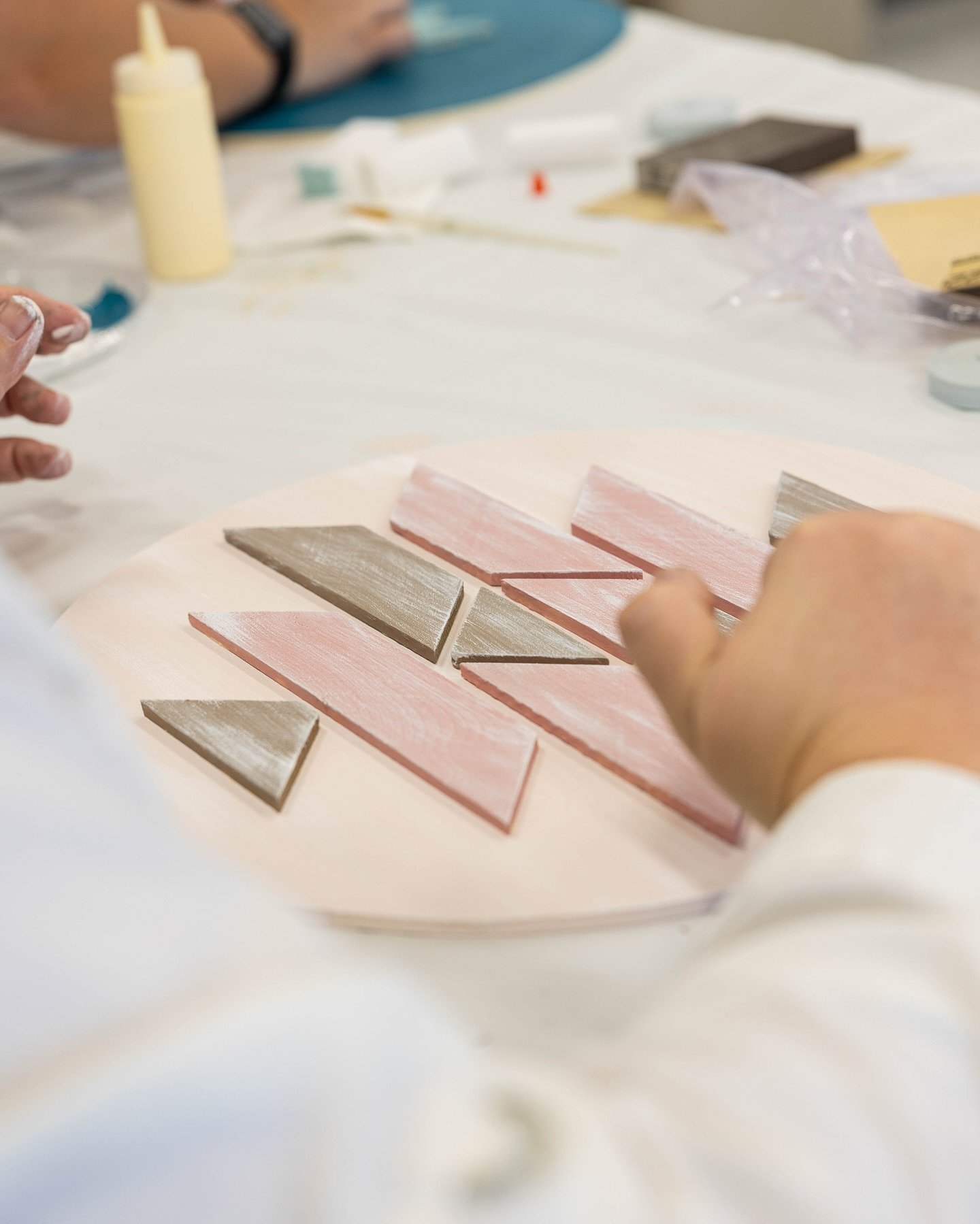 Reminiscing about this fun workshop last month. Thank you for the beautiful photos @shannonlutkinsphotography 🩵 #bourntocreate #gulfport #workshop #woodart