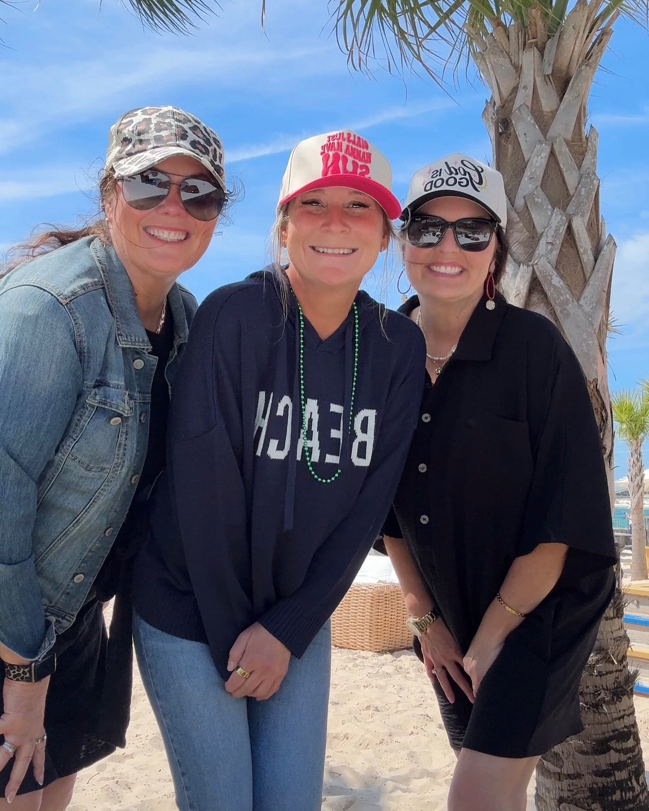 Had a little girls weekend in Gulf Shores. We stopped by to see one of my favorite people, Jessica, from @mississippi.candle.co and toured her facility and feed the ducks. We ate all kinds of good food, walked the Orange Beach Arts Festival, sat on t