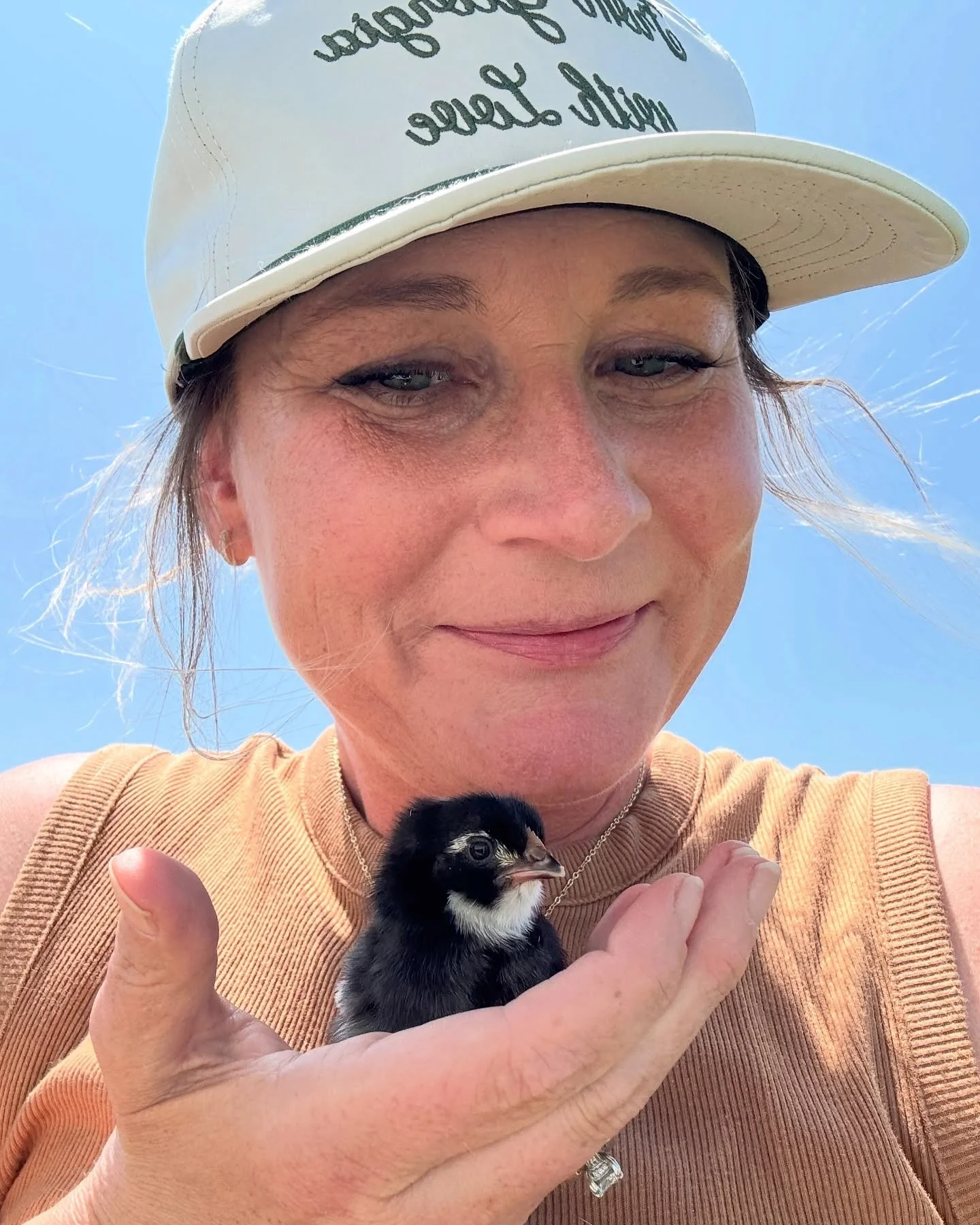 Decided to move Polly and her baby and eggs to the double brooder apartment on my back porch so she can feel safe and also feed her babies. I got pooped on in the process 😁 I feel like these are gonna take days to hatch and there was no way for her 