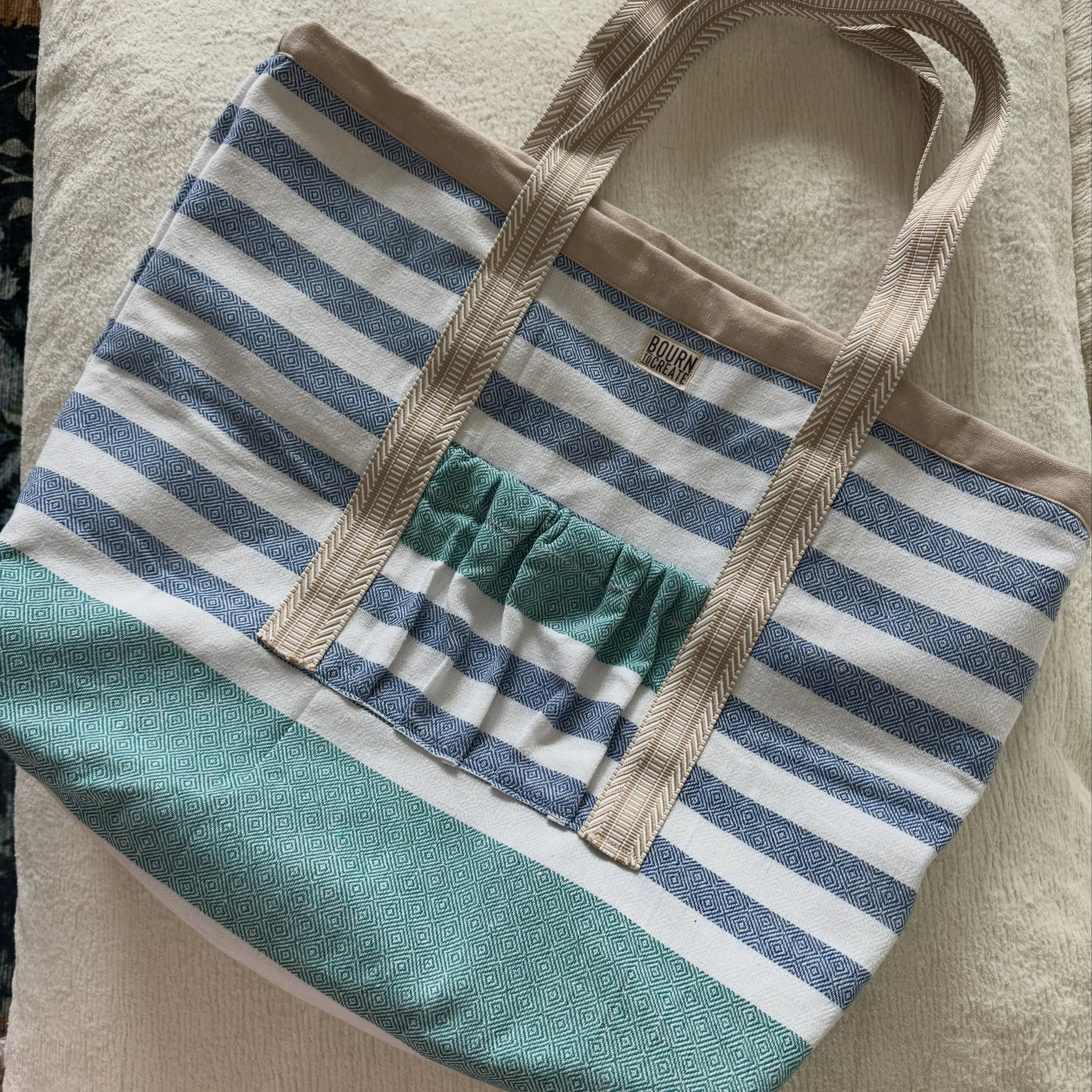 The Seaside Tote 🌊 

Y&rsquo;all have been so supportive of my sewing journey, it has really helped me stick with it and learn new things. Everyone was so excited about the pool bag I made and many asked if they can order one, just I opened a limite