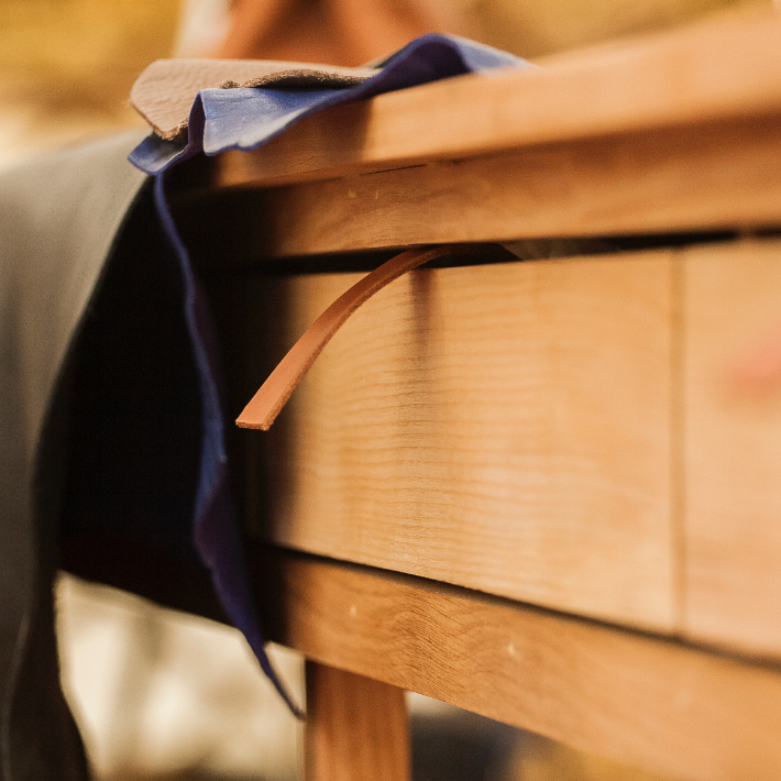 Mulberry-Wilderness-Festival-Craft-Tent-Presentation-Table-Detail-Leather-Handle.png