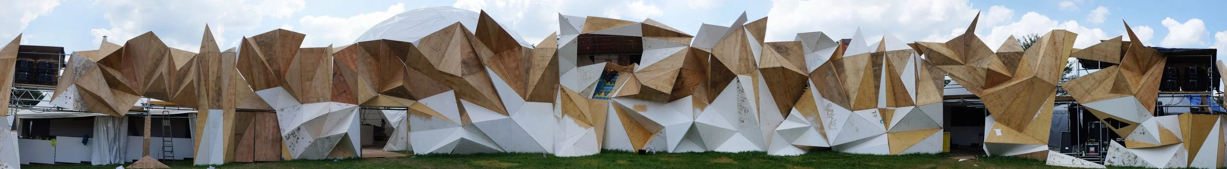 Glastonbury-2014-Shangri-La-Heaven-Frontage-Construction.jpg