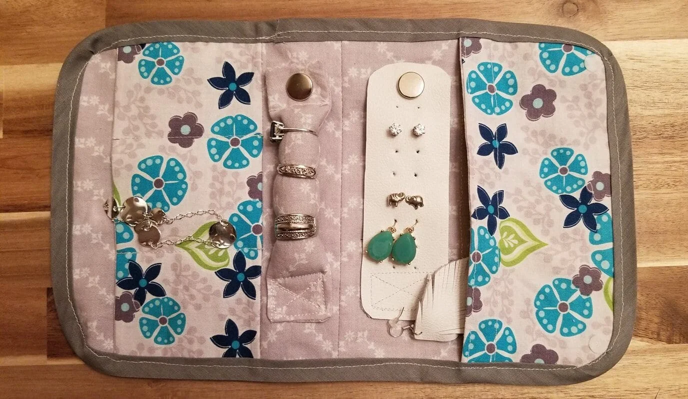 Travel jewelry holder
