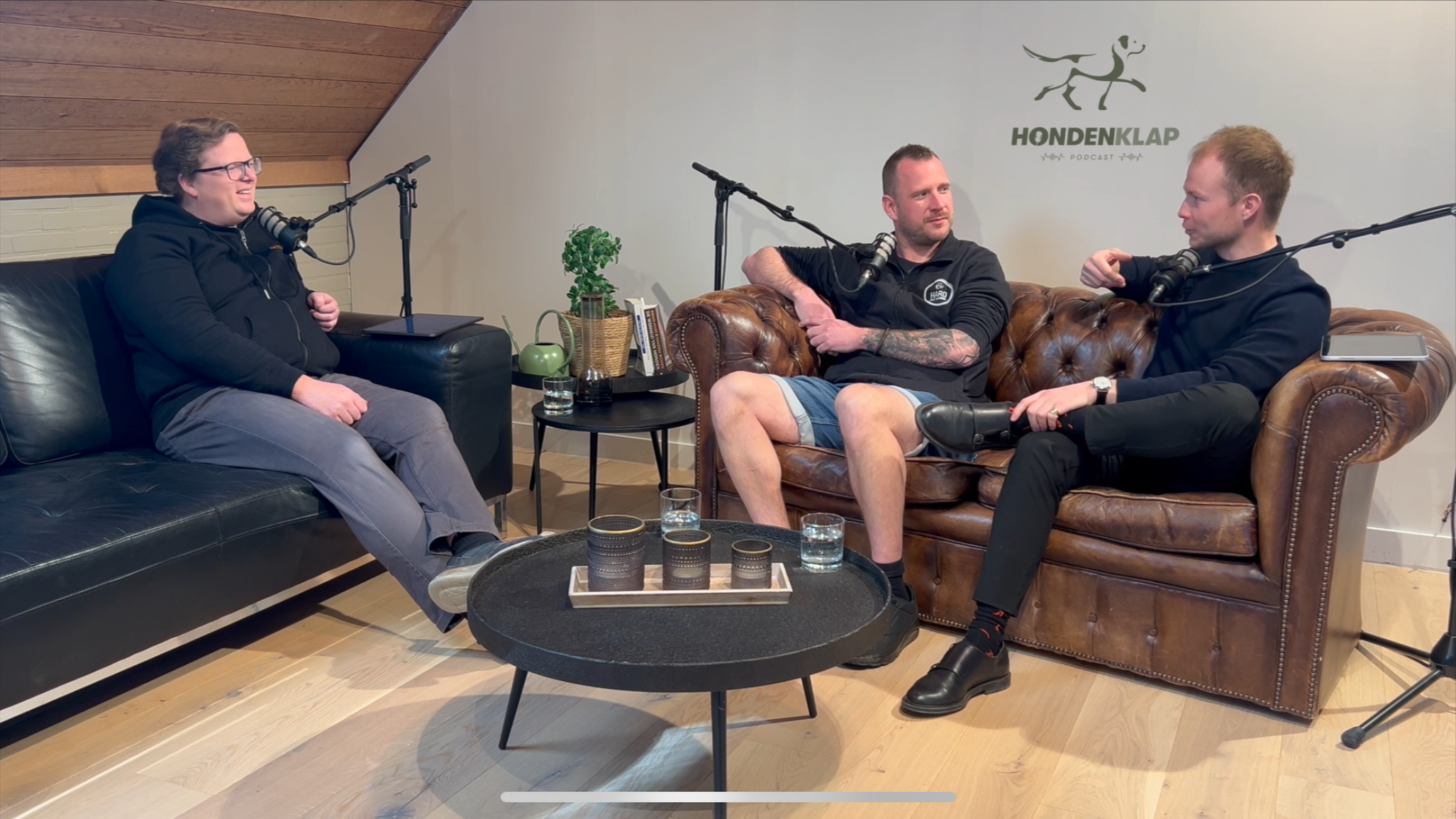 Hans Roijakkers tijdens een opnamedag van de podcast Hondenklap met Sedrick Vangronsveld Kwispeltherapie en Jelte Van Camp Canifit