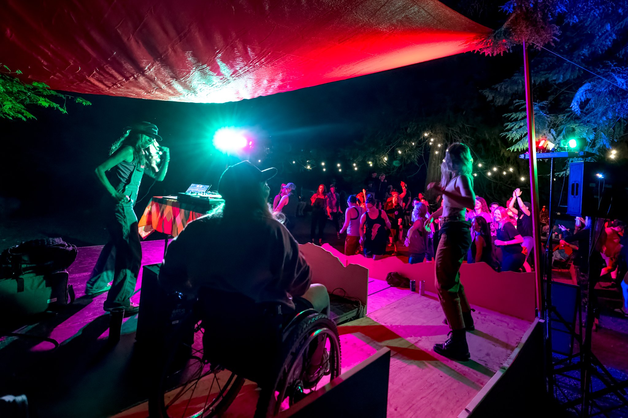  An accessible stage meant everyone was up dancing! 