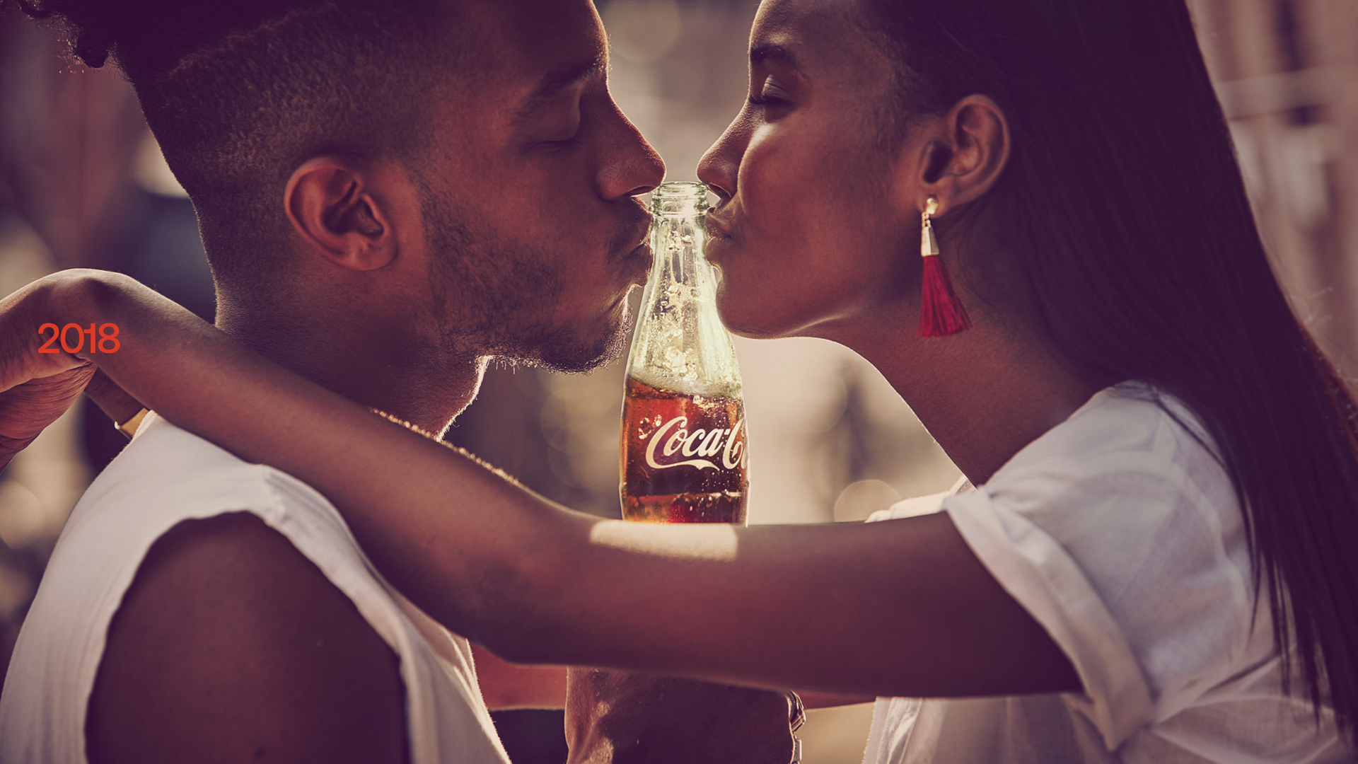 Бутылочка целуемся. Поцелуй с бутылкой. Coca Cola taste the feeling. Бутылочка на поцелуй. Бутылка с поцелуем.