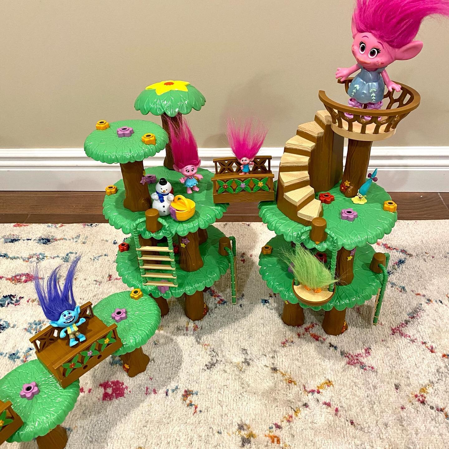 I love this tree house building set from @lakeshorelearning! It comes with so many pieces, and is great for open-ended play. I love that there are so many different configurations children can create with this toy, and they can add in any little figu