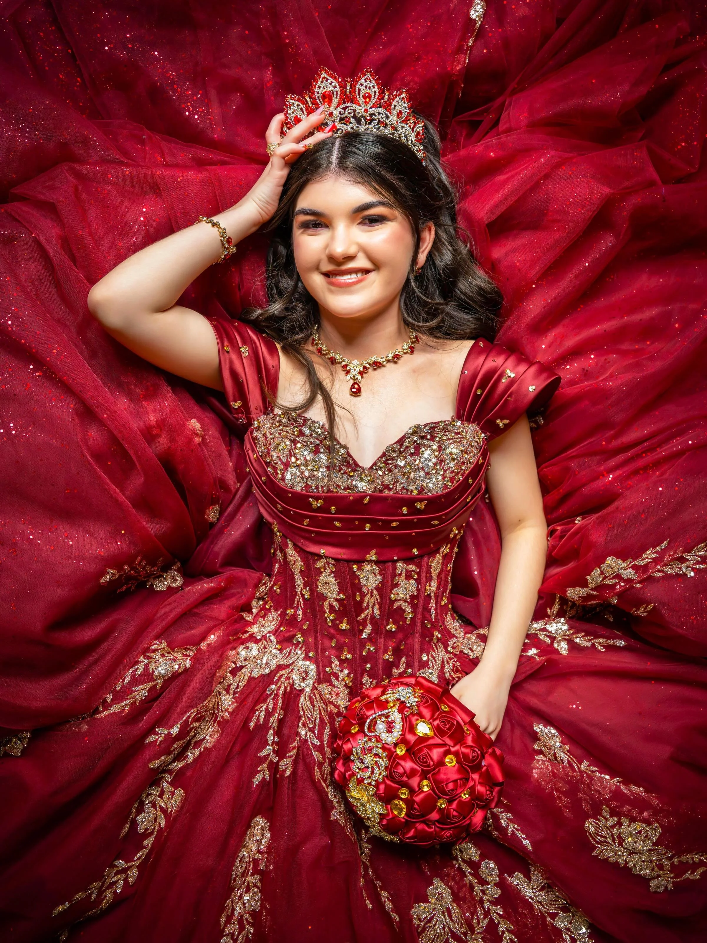 Not just a #quincea&ntilde;era session&hellip; a whole masterpiece❤️&zwj;🔥🎻 

@_certified.daryy @madeleindesousa 
Hairstylist: @hairbyingridl 💇🏻&zwj;♀️
Makeup Artist: @glambygilma 👩🏻&zwj;🎨 

#inspo #nycphotographer #longislandphotographer #qui