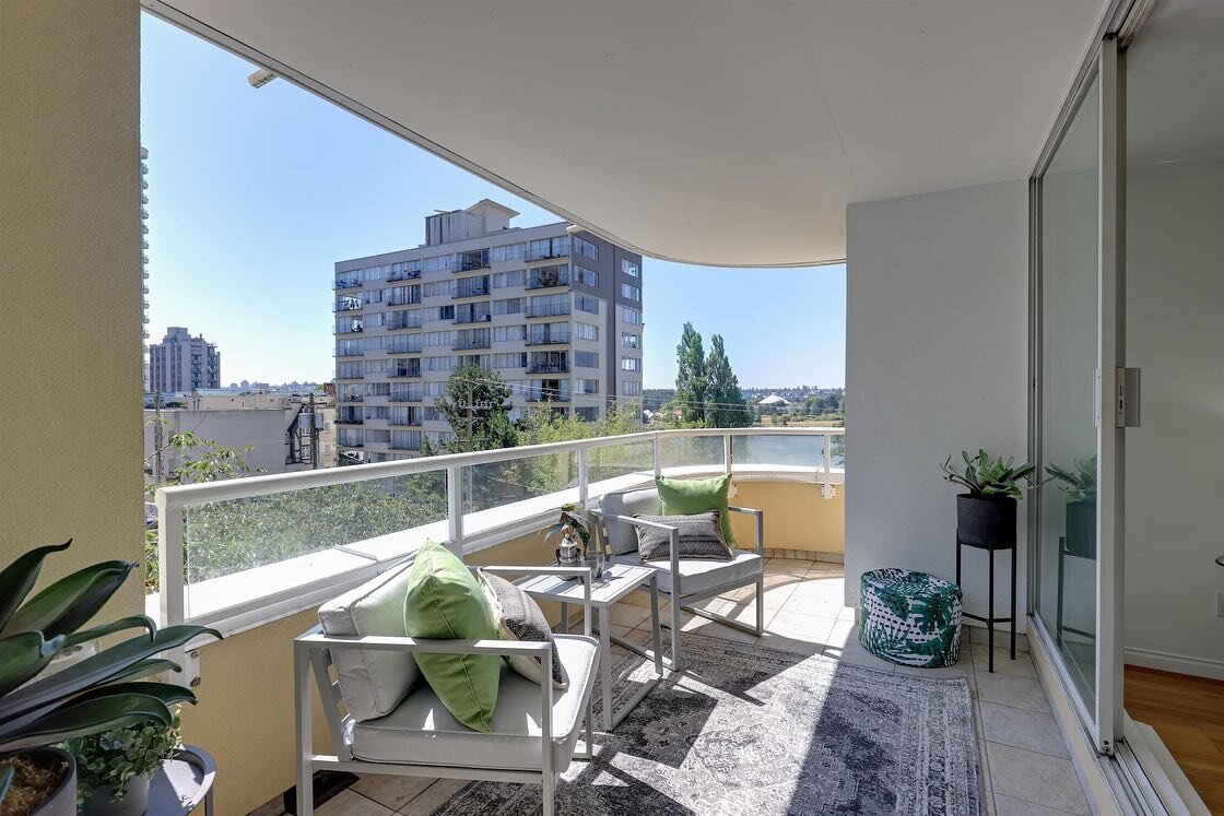 ☀️OPEN HOUSE WITH OCEAN VIEWS! 🌊 

&ldquo;JULIA COURT&rdquo;, a boutique concrete RAINSCREENED building located steps to Sunset Beach in the West End! Award winning design w/ open air hallways, a secure central courtyard and just 20 homes. This suit